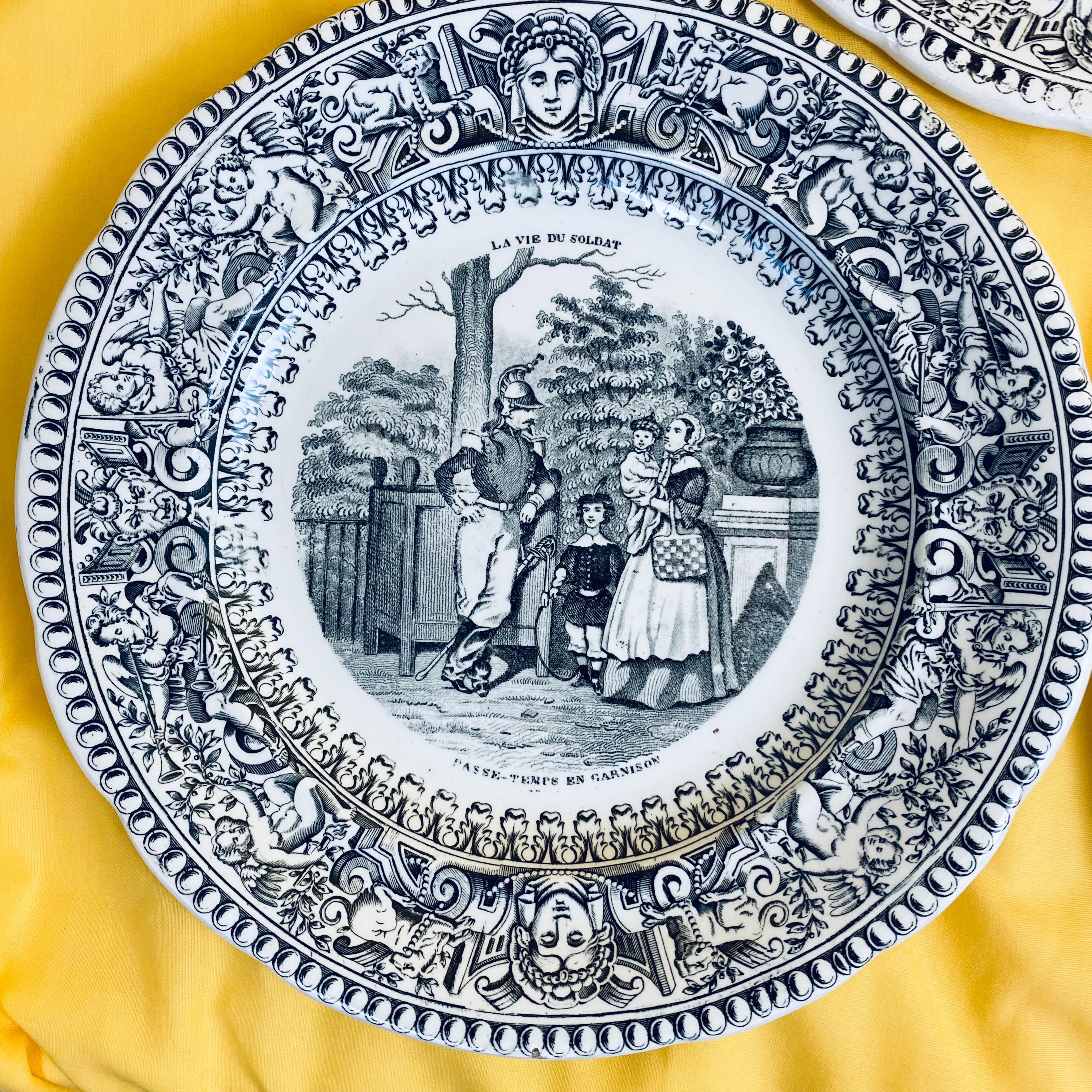 Voir photo 7 de Lot de 5 assiettes parlantes en faïence GIEN - Série "La vie du soldat" (XIXe Siècle) Lot de 5 assiettes parlantes en faïence GIEN - Série "La vie du soldat" (XIXe Siècle) reconditionné photo 7