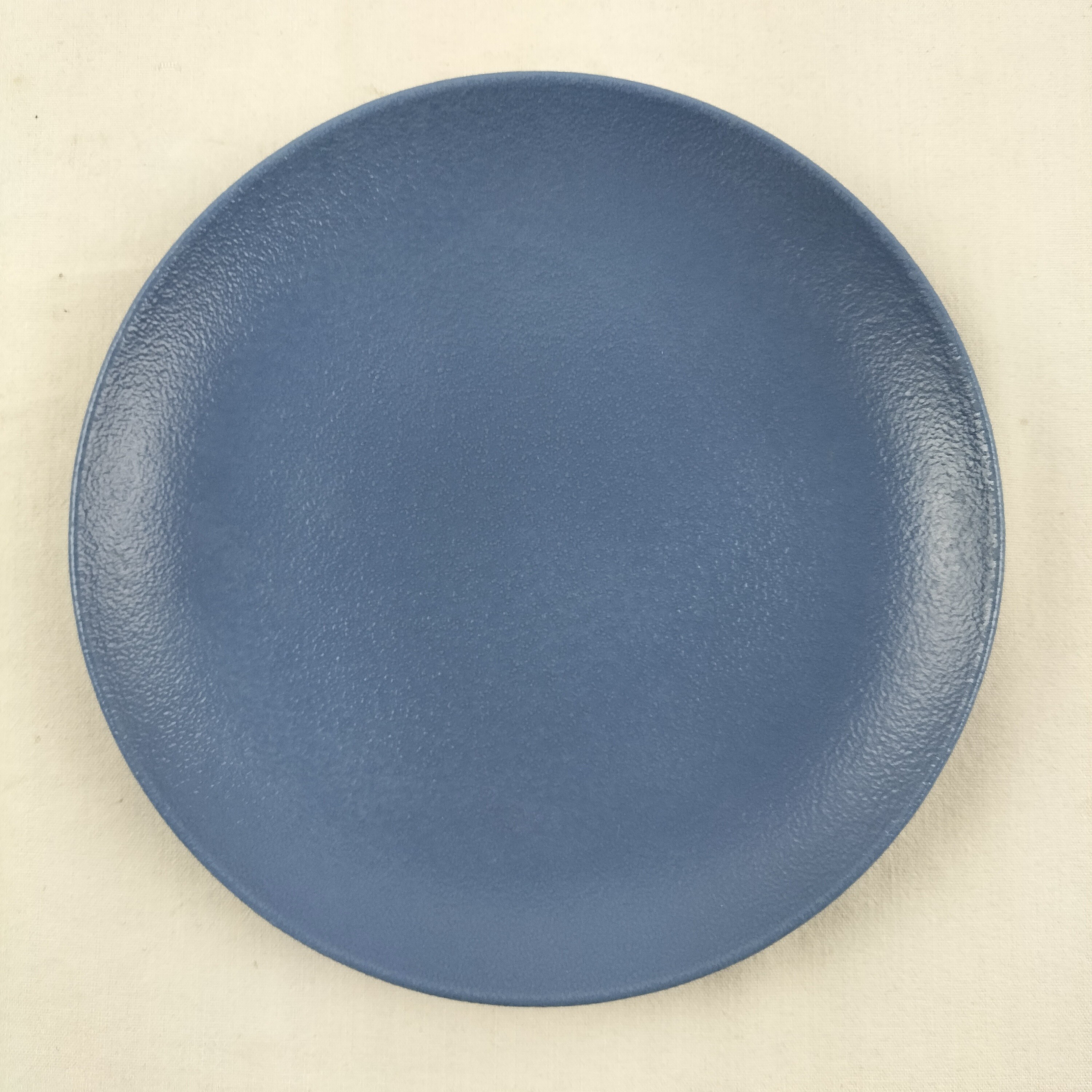 Voir photo 4 de Lot de 5 assiettes plates en porcelaine estampillées "RAK porcelain" Lot de 5 assiettes plates en porcelaine estampillées "RAK porcelain" Très bon état reconditionné photo 4
