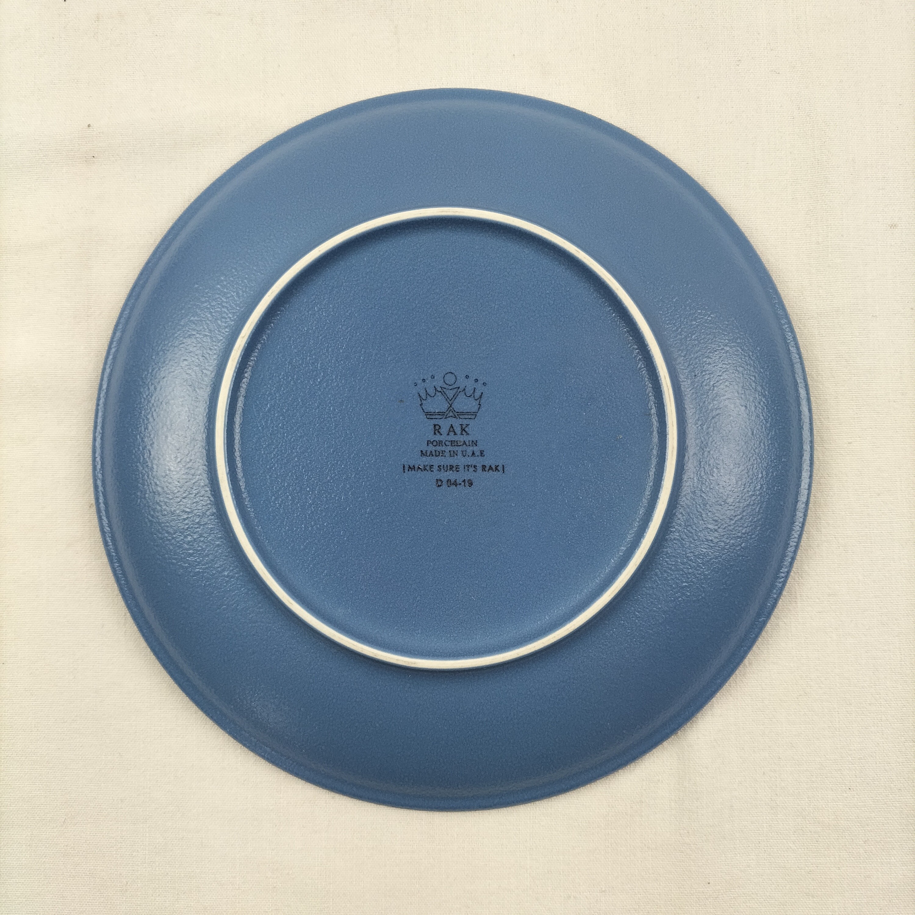Voir photo 8 de Lot de 5 assiettes plates en porcelaine estampillées "RAK porcelain" Lot de 5 assiettes plates en porcelaine estampillées "RAK porcelain" Très bon état reconditionné photo 8