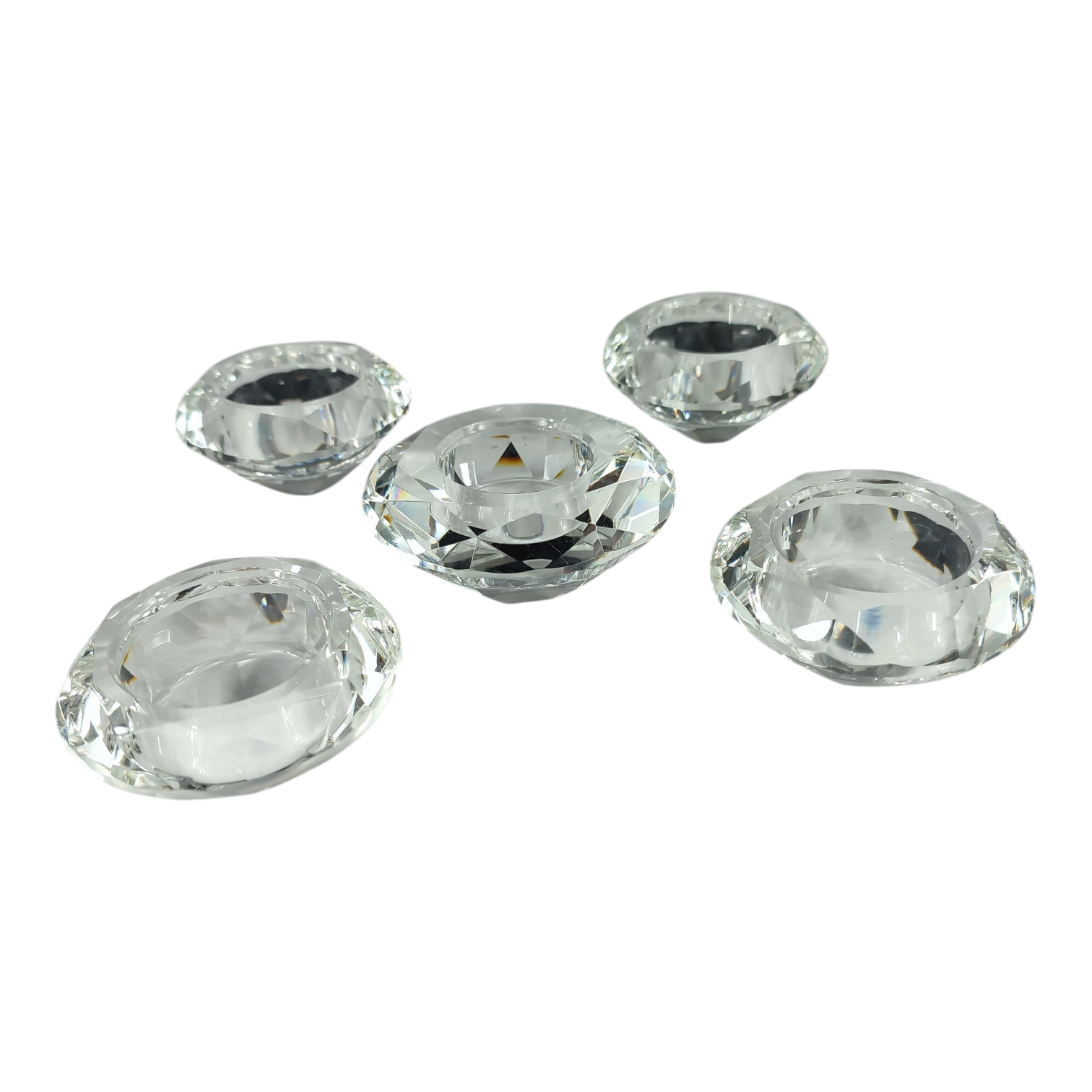 Acheter Lot de 5 bougeoirs en verre à facettes Bon état - 10,00 € Lot de 5 bougeoirs en verre à facettes Bon état reconditionné disponible sur Label Emmaüs