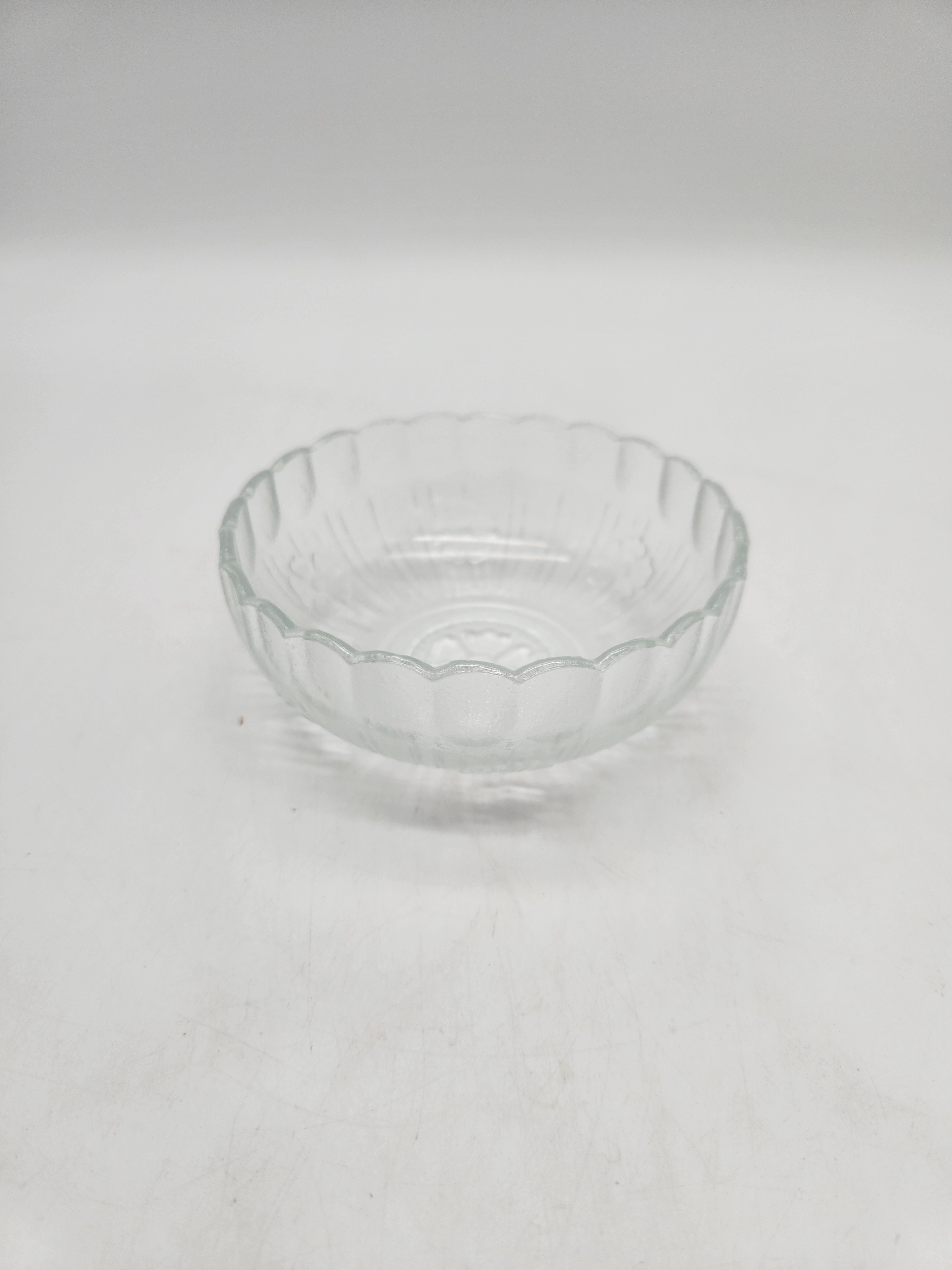 Voir photo 2 de Lot de 5 coupelles à dessert en verre moulé vintage Lot de 5 coupelles à dessert en verre moulé vintage Très bon état reconditionné photo 2