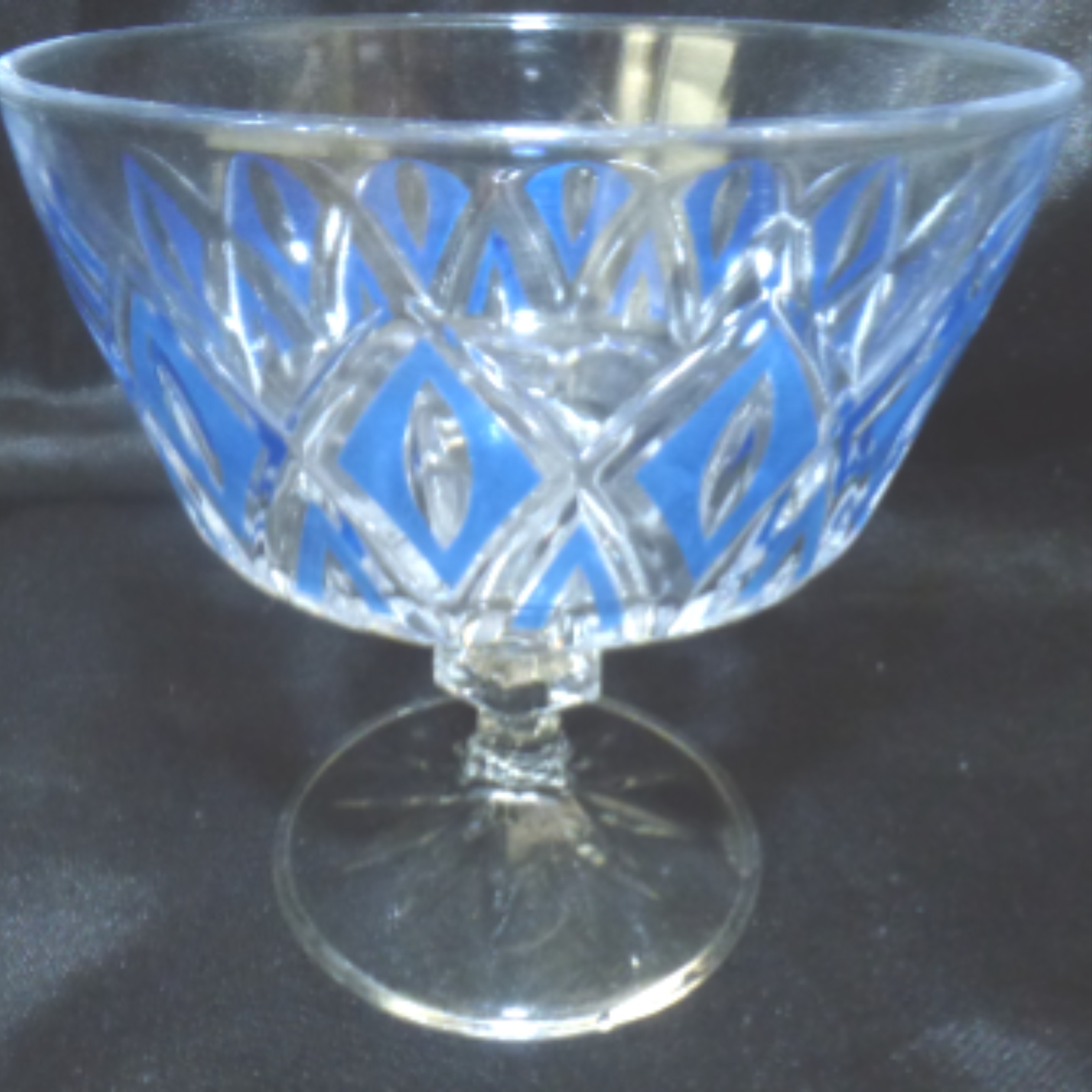 Voir photo 3 de Lot de 5 coupes à champagne arlequin "Verreries Mécaniques Champenoises" Lot de 5 coupes à champagne arlequin "Verreries Mécaniques Champenoises" Bon état reconditionné photo 3