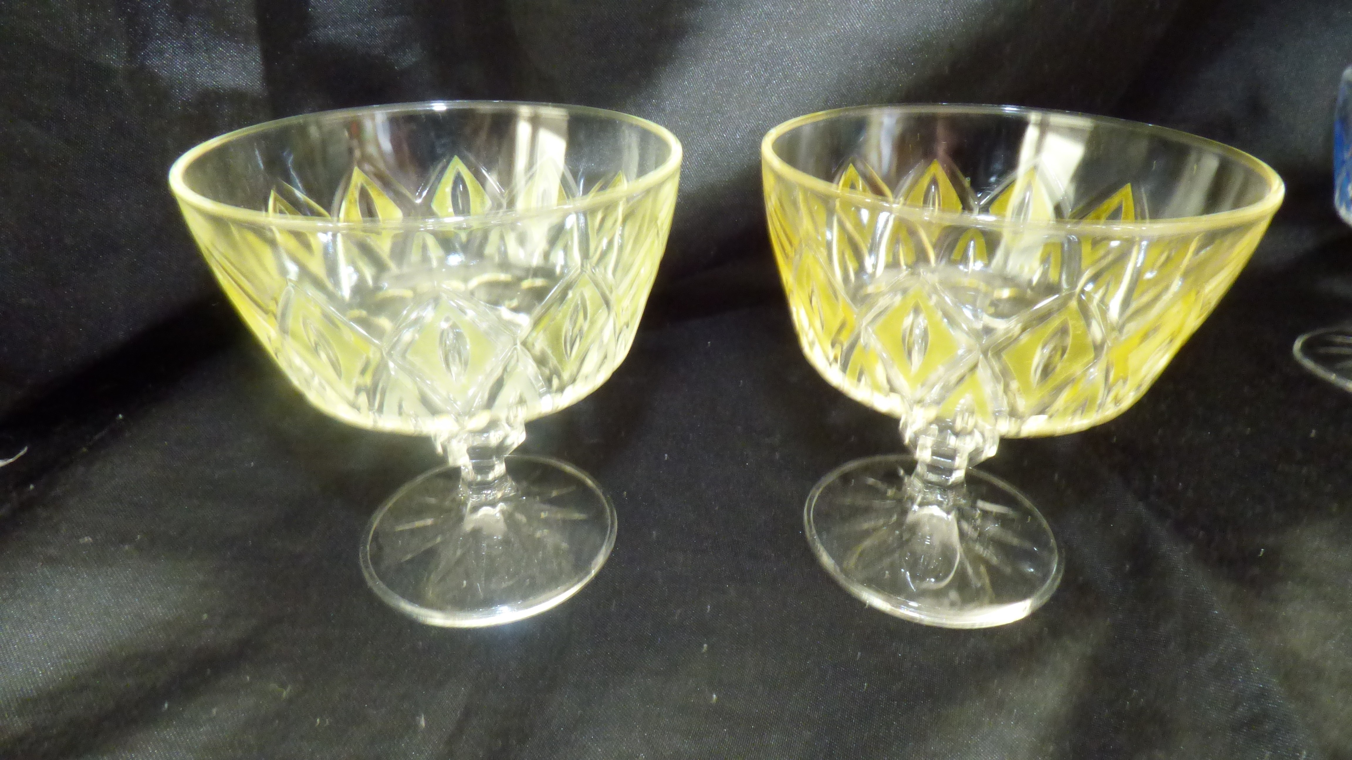 Voir photo 5 de Lot de 5 coupes à champagne arlequin "Verreries Mécaniques Champenoises" Lot de 5 coupes à champagne arlequin "Verreries Mécaniques Champenoises" Bon état reconditionné photo 5