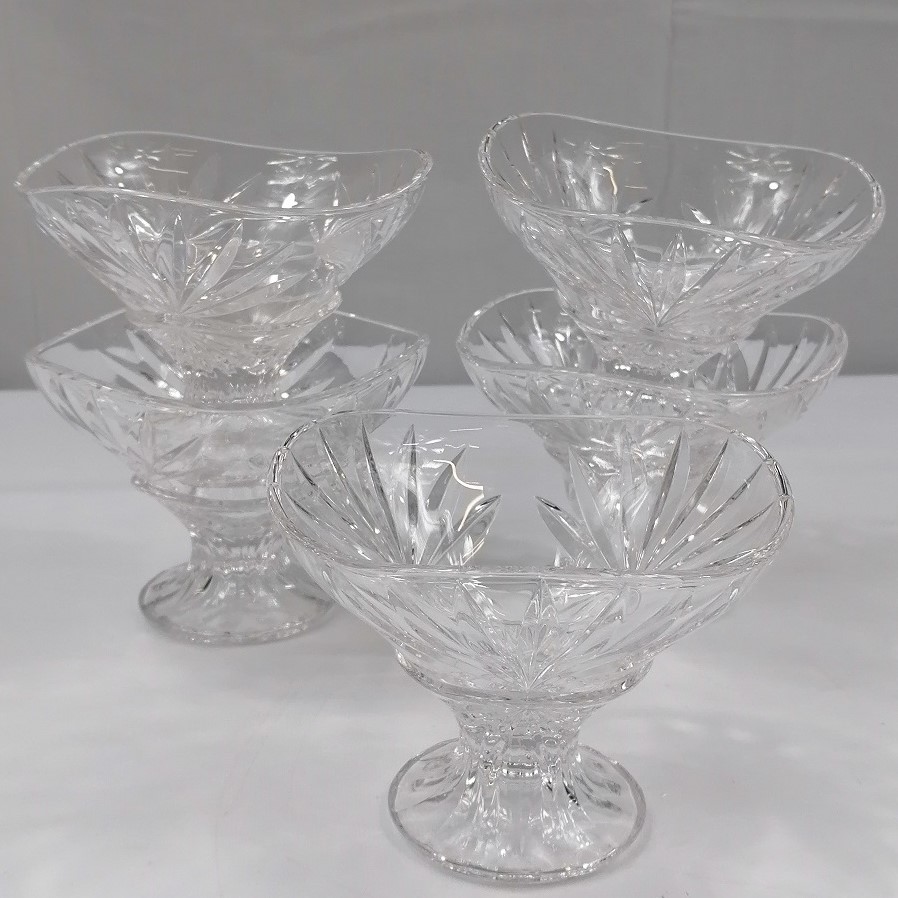 lot de 5 coupes à glace en verre épais Très bon état - 18,00 € lot de 5 coupes à glace en verre épais Très bon état reconditionné disponible sur Label Emmaüs