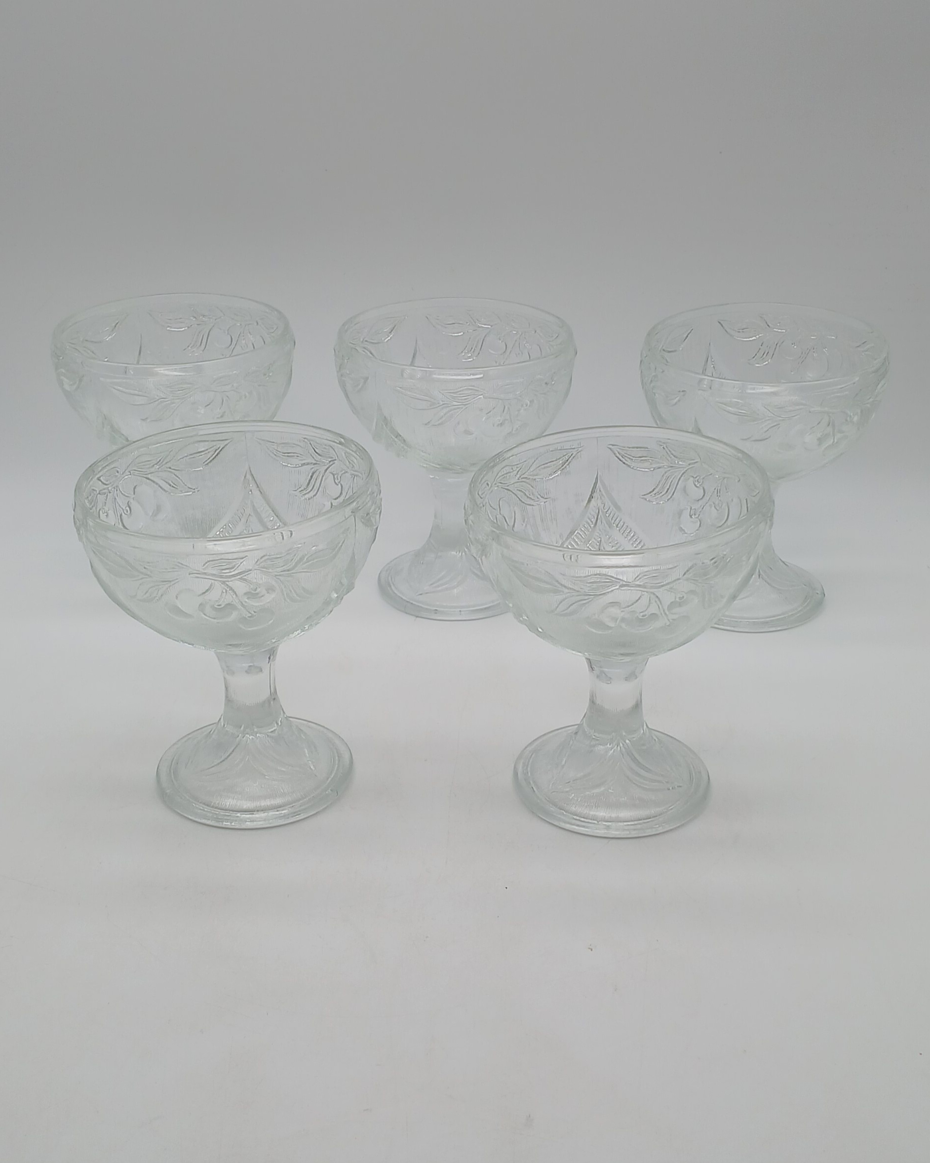 Voir photo 2 de Lot de 5 coupes à glace ou desserts en verre moulé vintage - motif cerises Lot de 5 coupes à glace ou desserts en verre moulé vintage - motif cerises Très bon état reconditionné photo 2