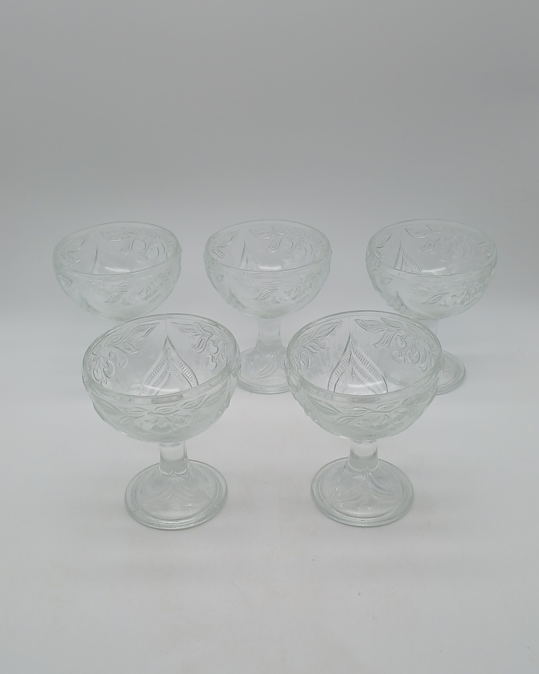 Voir photo 3 de Lot de 5 coupes à glace ou desserts en verre moulé vintage - motif cerises Lot de 5 coupes à glace ou desserts en verre moulé vintage - motif cerises Très bon état reconditionné photo 3