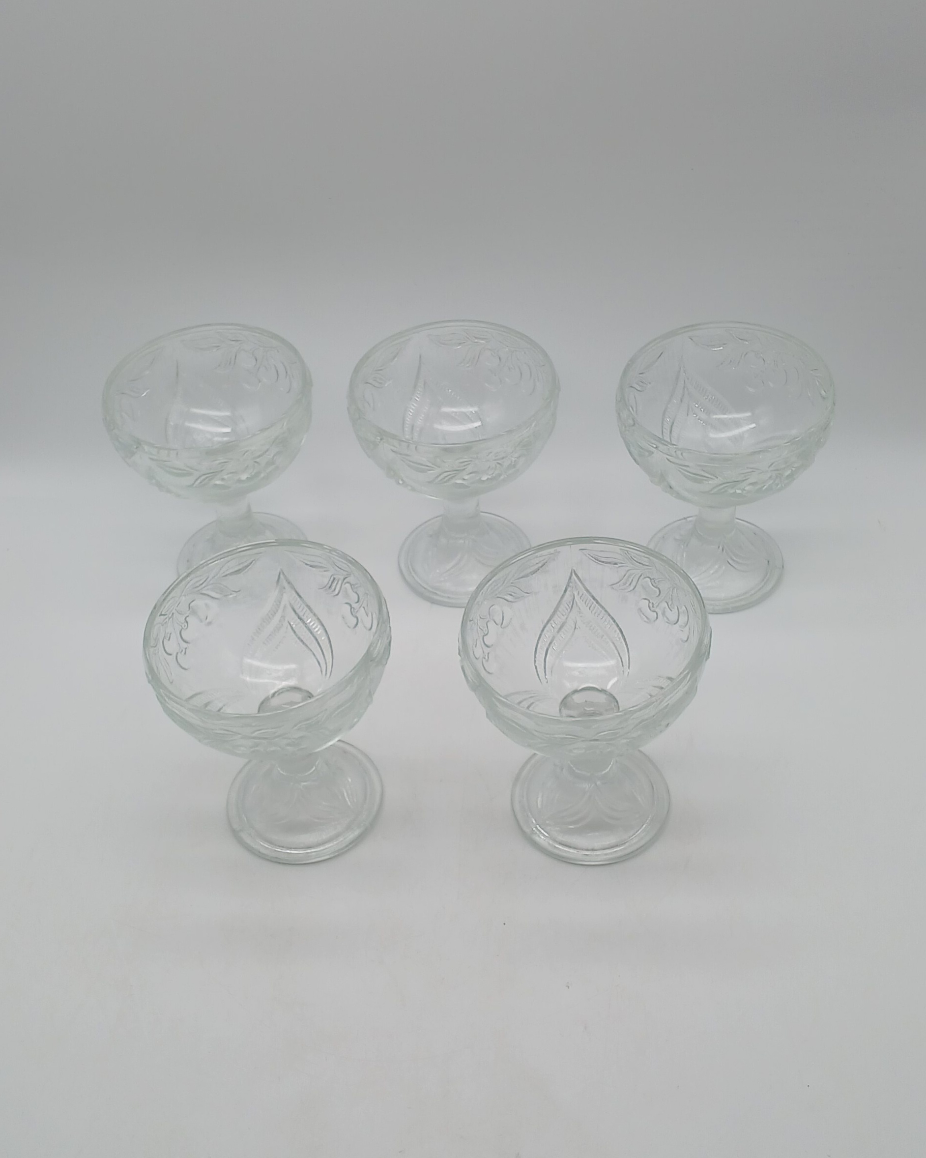Voir photo 4 de Lot de 5 coupes à glace ou desserts en verre moulé vintage - motif cerises Lot de 5 coupes à glace ou desserts en verre moulé vintage - motif cerises Très bon état reconditionné photo 4