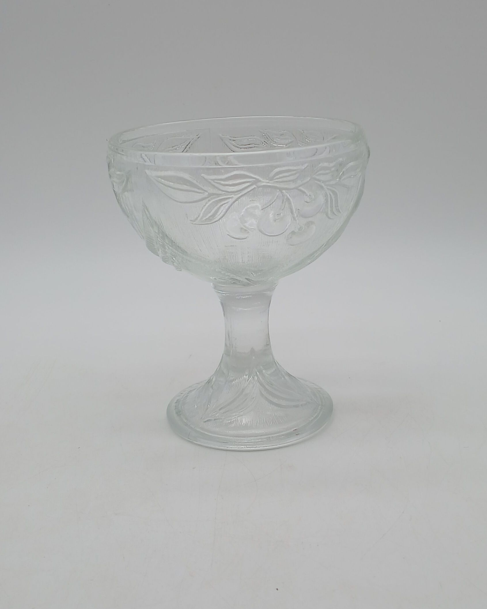 Voir photo 5 de Lot de 5 coupes à glace ou desserts en verre moulé vintage - motif cerises Lot de 5 coupes à glace ou desserts en verre moulé vintage - motif cerises Très bon état reconditionné photo 5