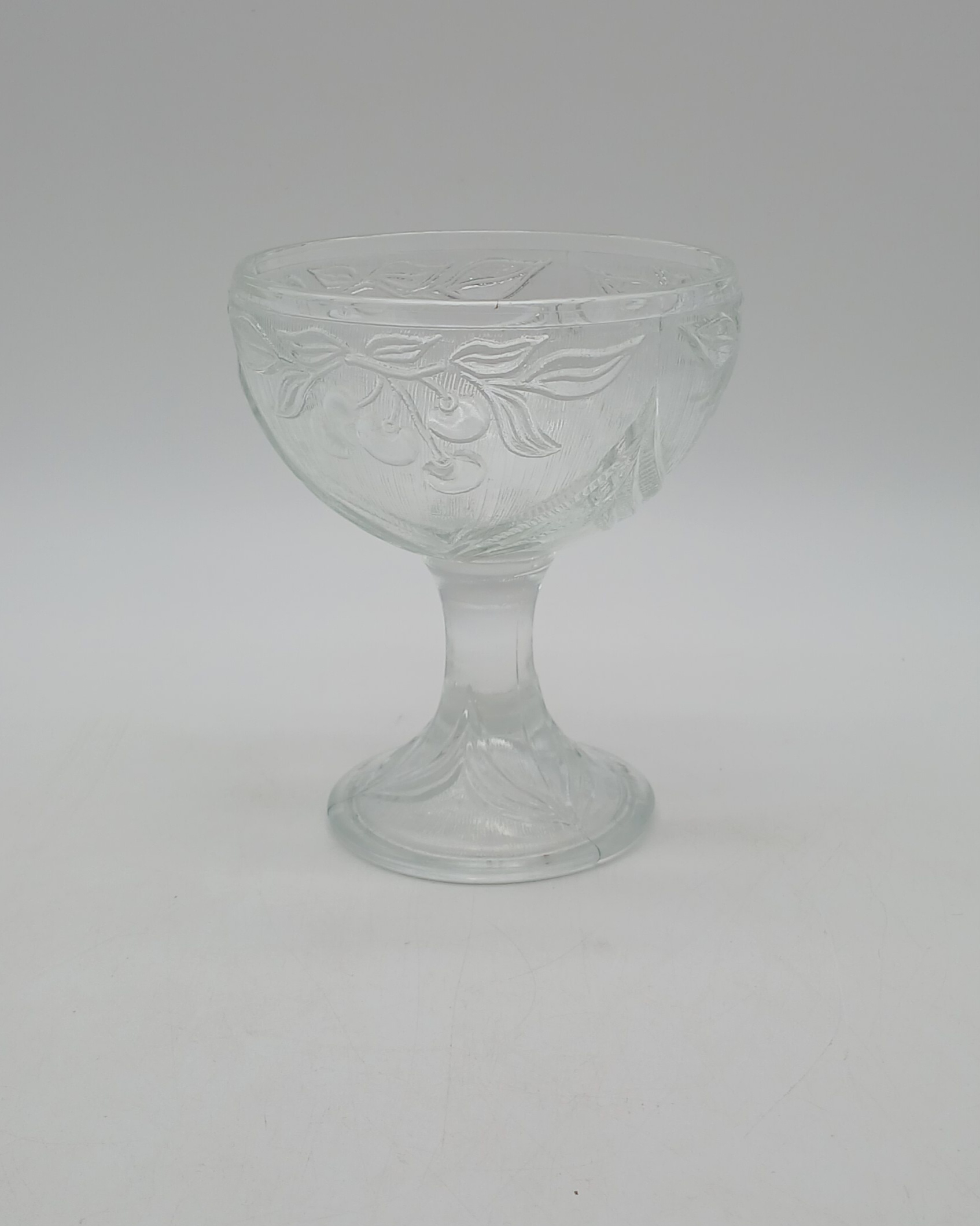 Voir photo 6 de Lot de 5 coupes à glace ou desserts en verre moulé vintage - motif cerises Lot de 5 coupes à glace ou desserts en verre moulé vintage - motif cerises Très bon état reconditionné photo 6