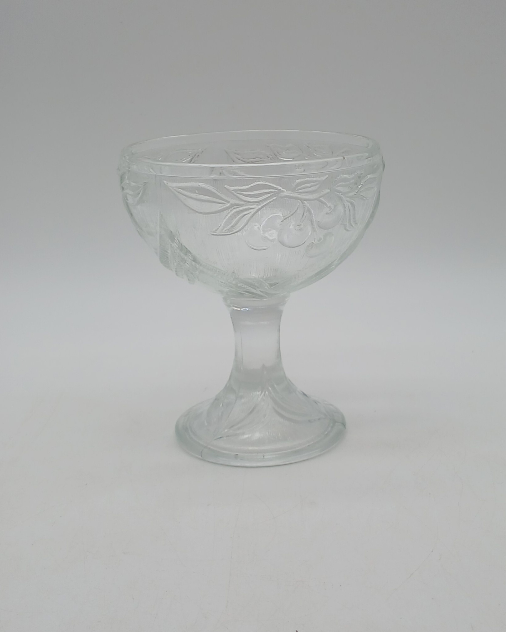 Voir photo 7 de Lot de 5 coupes à glace ou desserts en verre moulé vintage - motif cerises Lot de 5 coupes à glace ou desserts en verre moulé vintage - motif cerises Très bon état reconditionné photo 7
