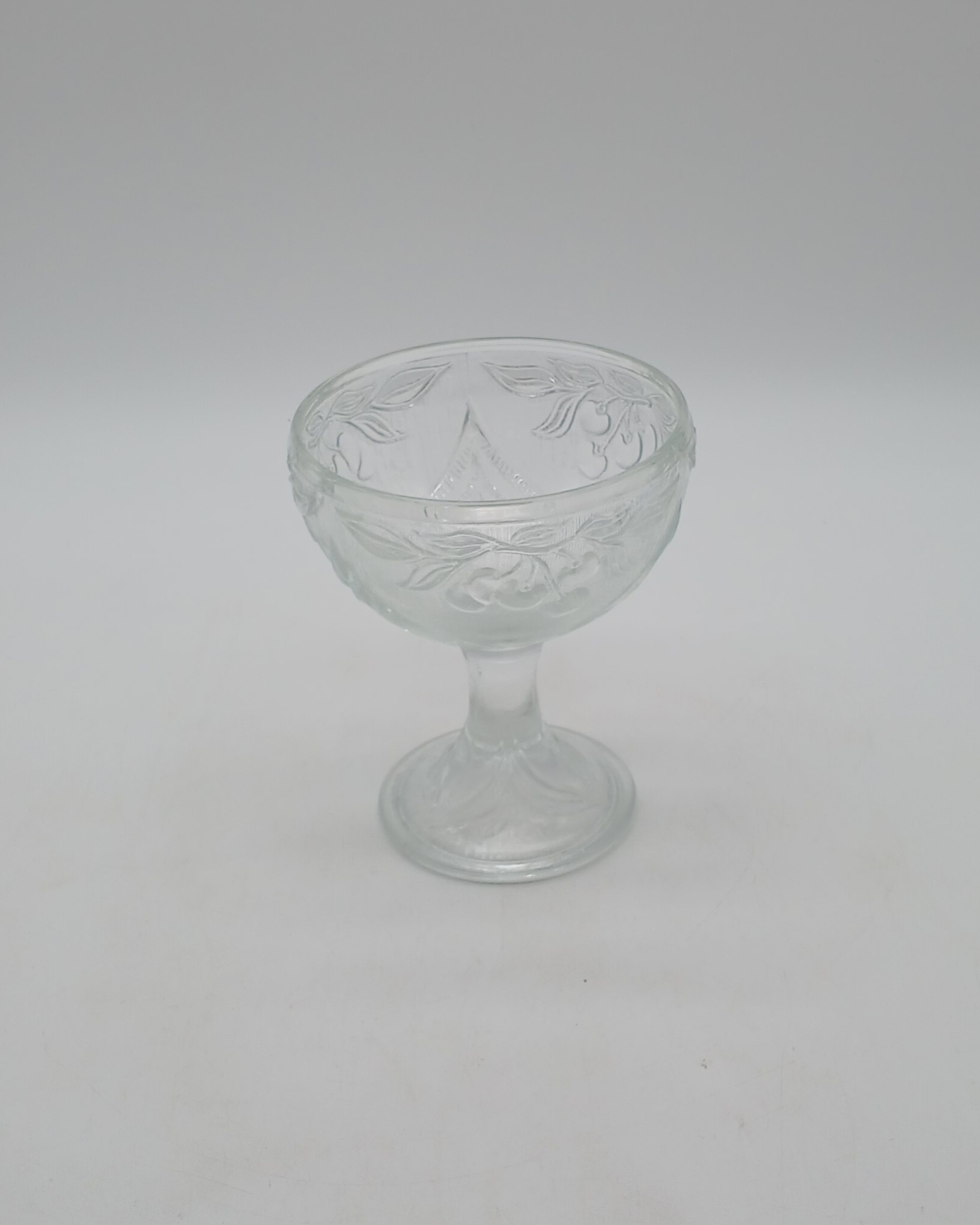 Voir photo 8 de Lot de 5 coupes à glace ou desserts en verre moulé vintage - motif cerises Lot de 5 coupes à glace ou desserts en verre moulé vintage - motif cerises Très bon état reconditionné photo 8