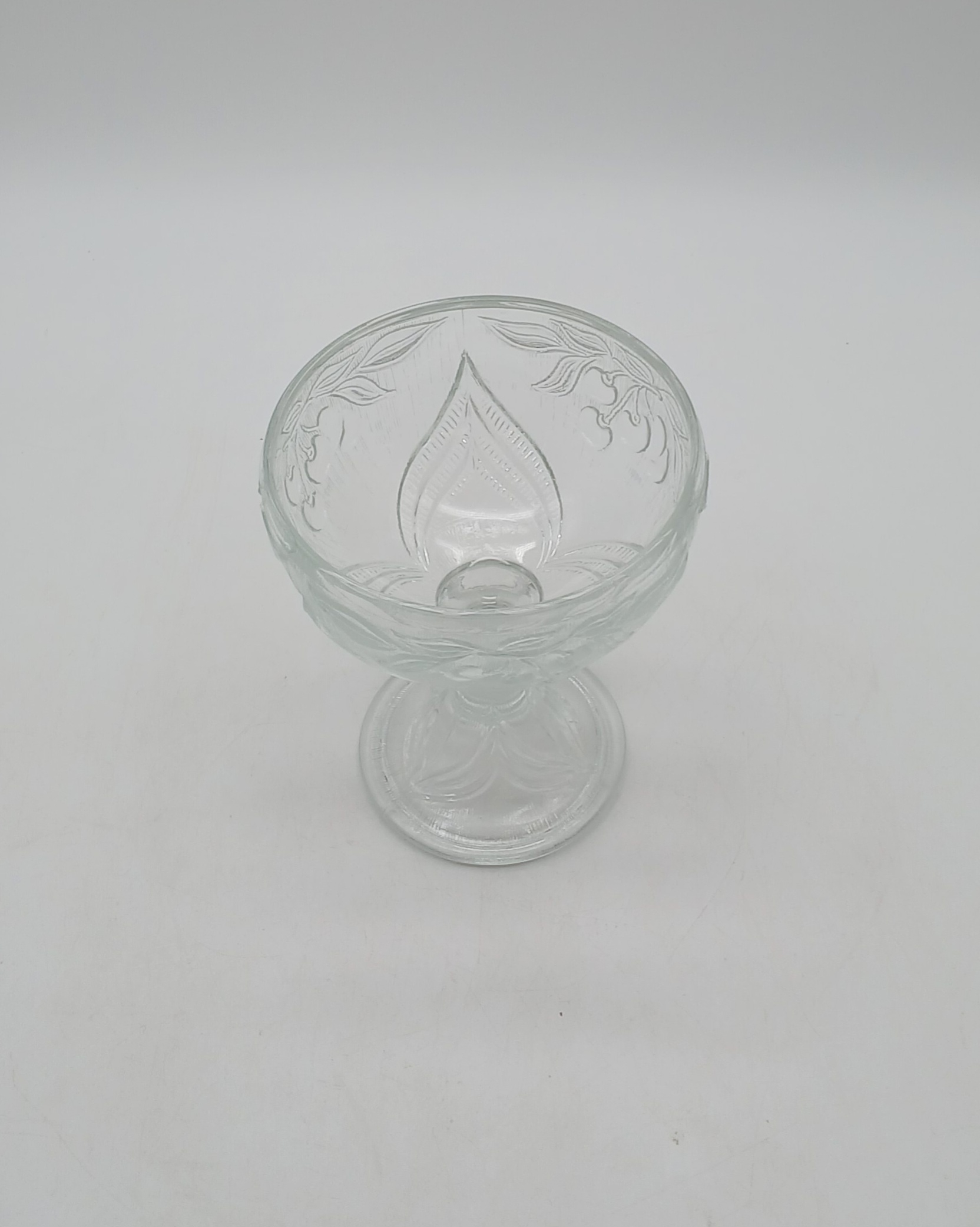 Voir photo 9 de Lot de 5 coupes à glace ou desserts en verre moulé vintage - motif cerises Lot de 5 coupes à glace ou desserts en verre moulé vintage - motif cerises Très bon état reconditionné photo 9