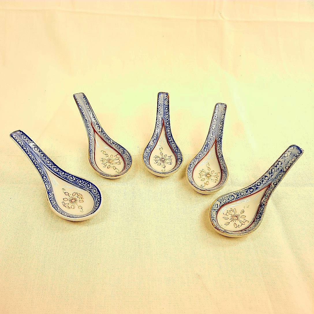 Acheter LOT de 5 cuillères chinoises en porcelaine. Très bon état - 10,00 € LOT de 5 cuillères chinoises en porcelaine. Très bon état reconditionné disponible sur Label Emmaüs