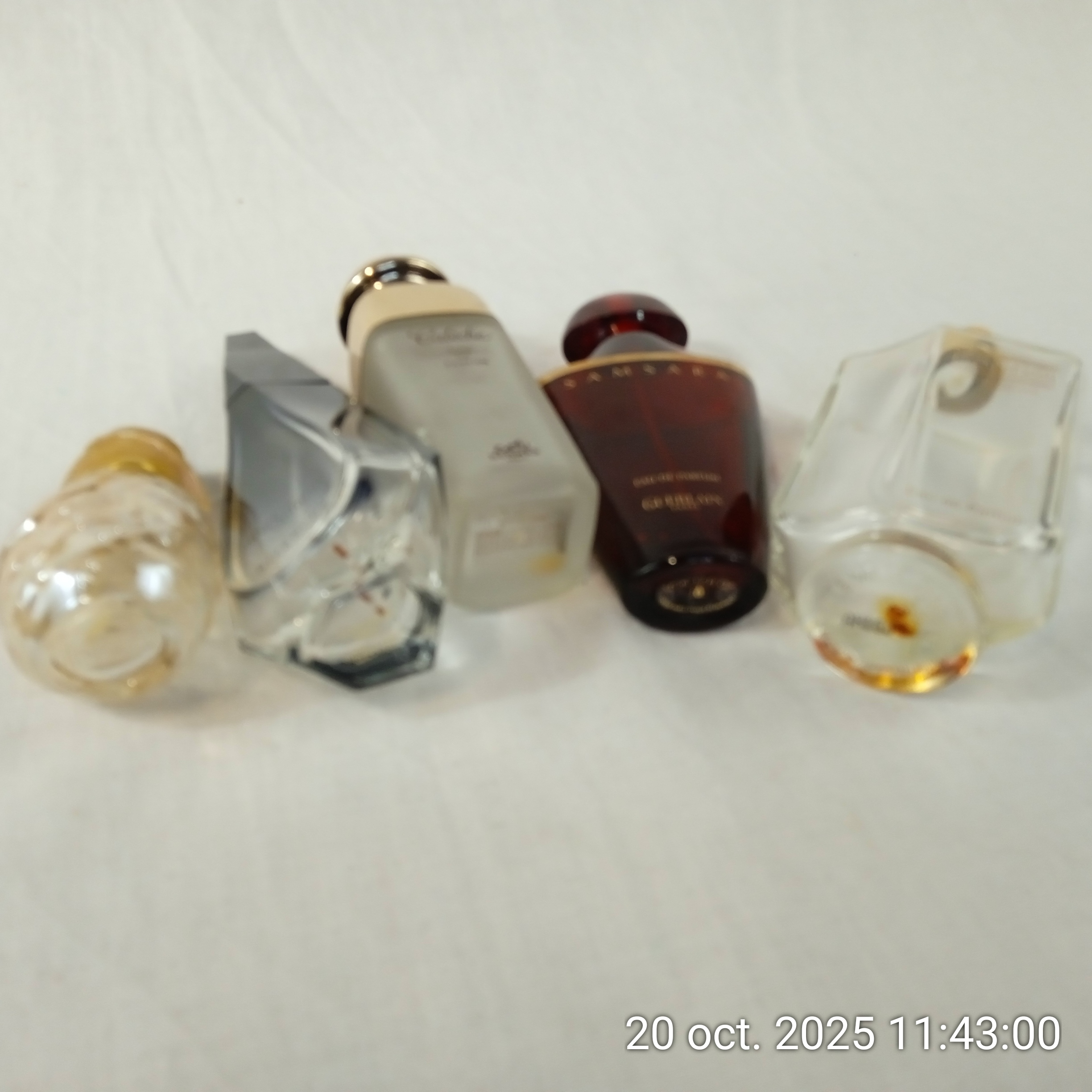 Voir photo 3 de Lot de 5 flacons de parfum Guerlain Givenchy Hermès Kenzo Molyneux Lot de 5 flacons de parfum Guerlain Givenchy Hermès Kenzo Molyneux Bon état reconditionné photo 3