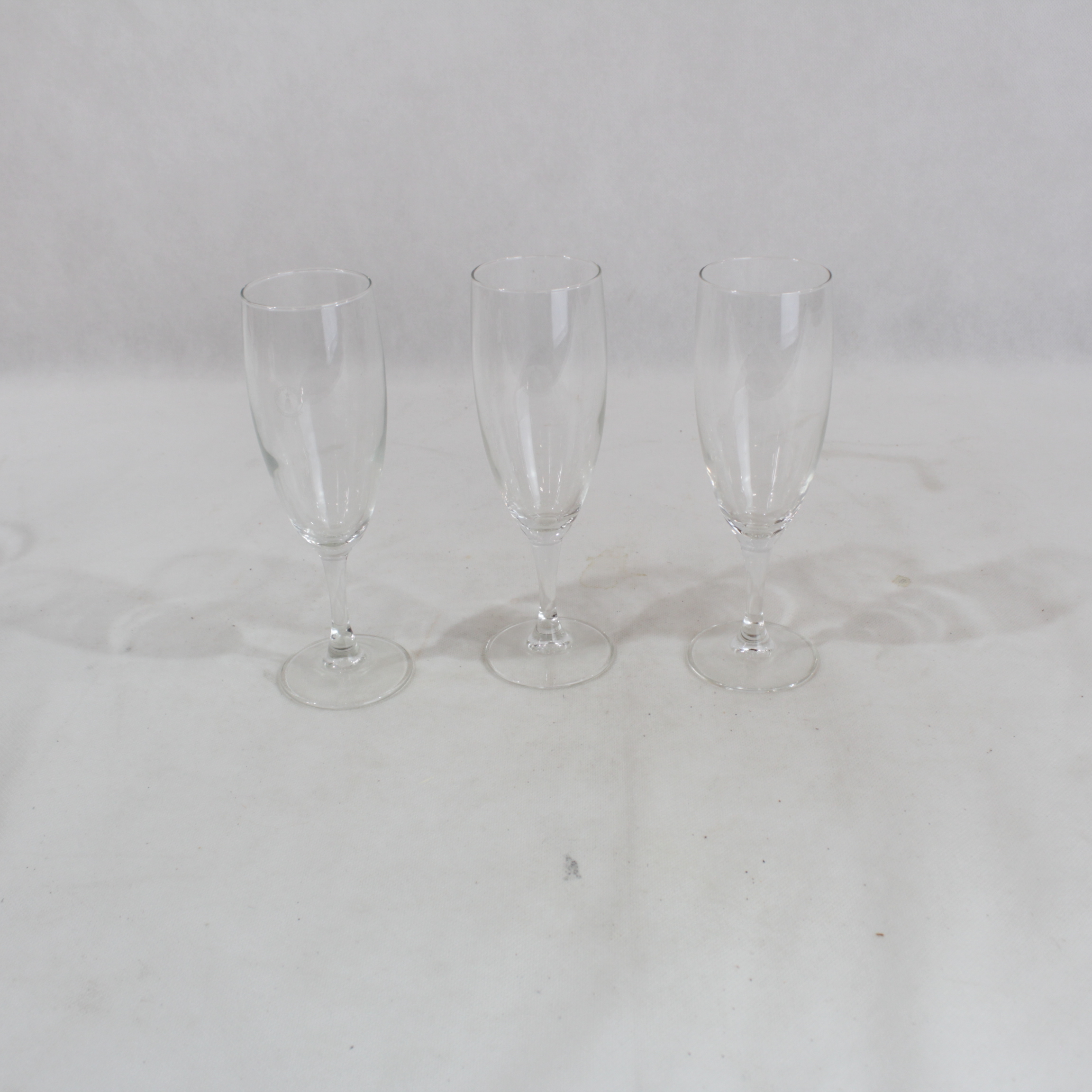 Voir photo 2 de Lot de 5 flutes à champagne Joseph PERRIER Lot de 5 flutes à champagne Joseph PERRIER Très bon état reconditionné photo 2
