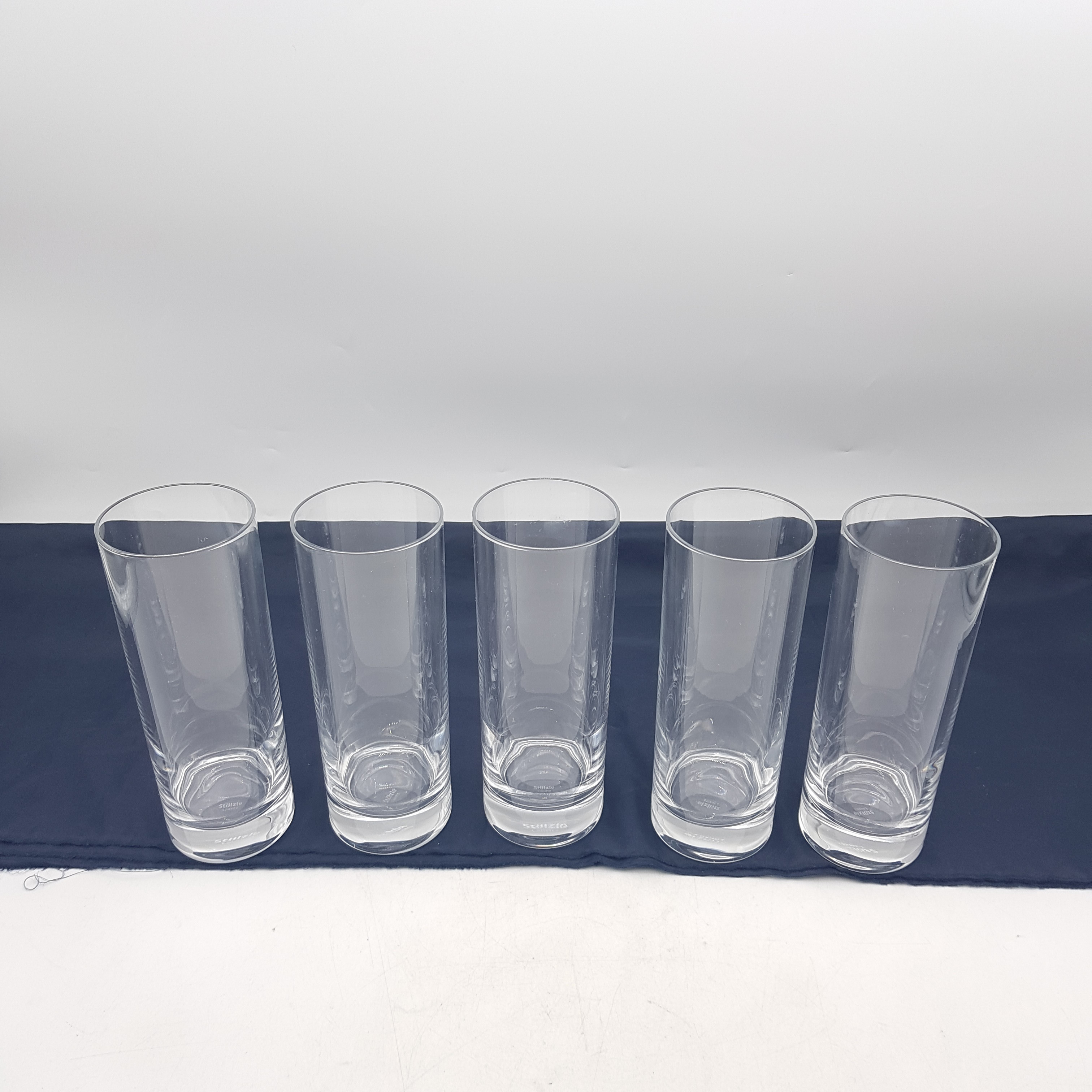 Voir photo 2 de Lot de 5 grands verres en cristal - Strölzle Lausitz modèle "New York" Lot de 5 grands verres en cristal - Strölzle Lausitz modèle "New York" Bon état reconditionné photo 2