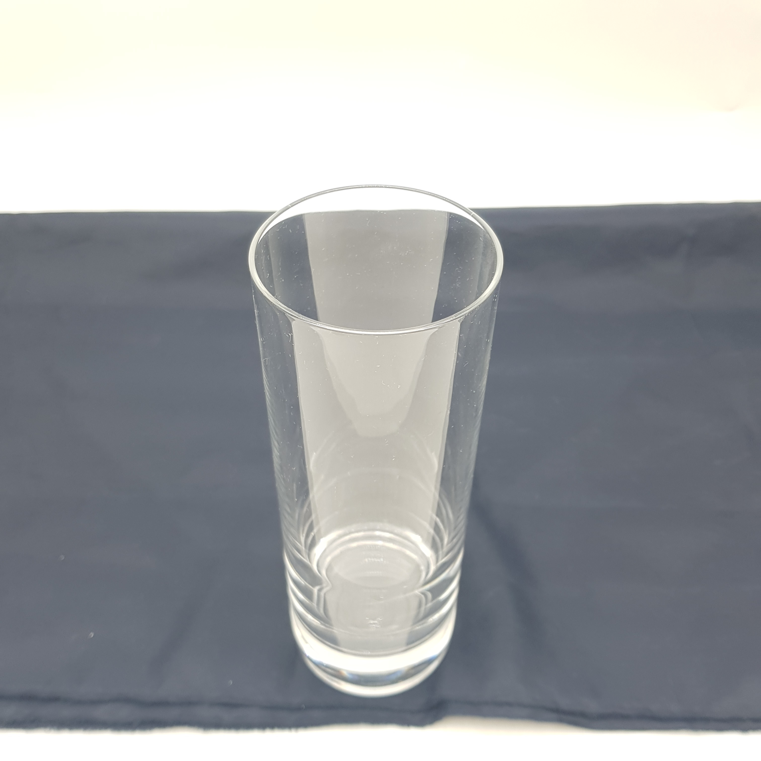 Voir photo 4 de Lot de 5 grands verres en cristal - Strölzle Lausitz modèle "New York" Lot de 5 grands verres en cristal - Strölzle Lausitz modèle "New York" Bon état reconditionné photo 4