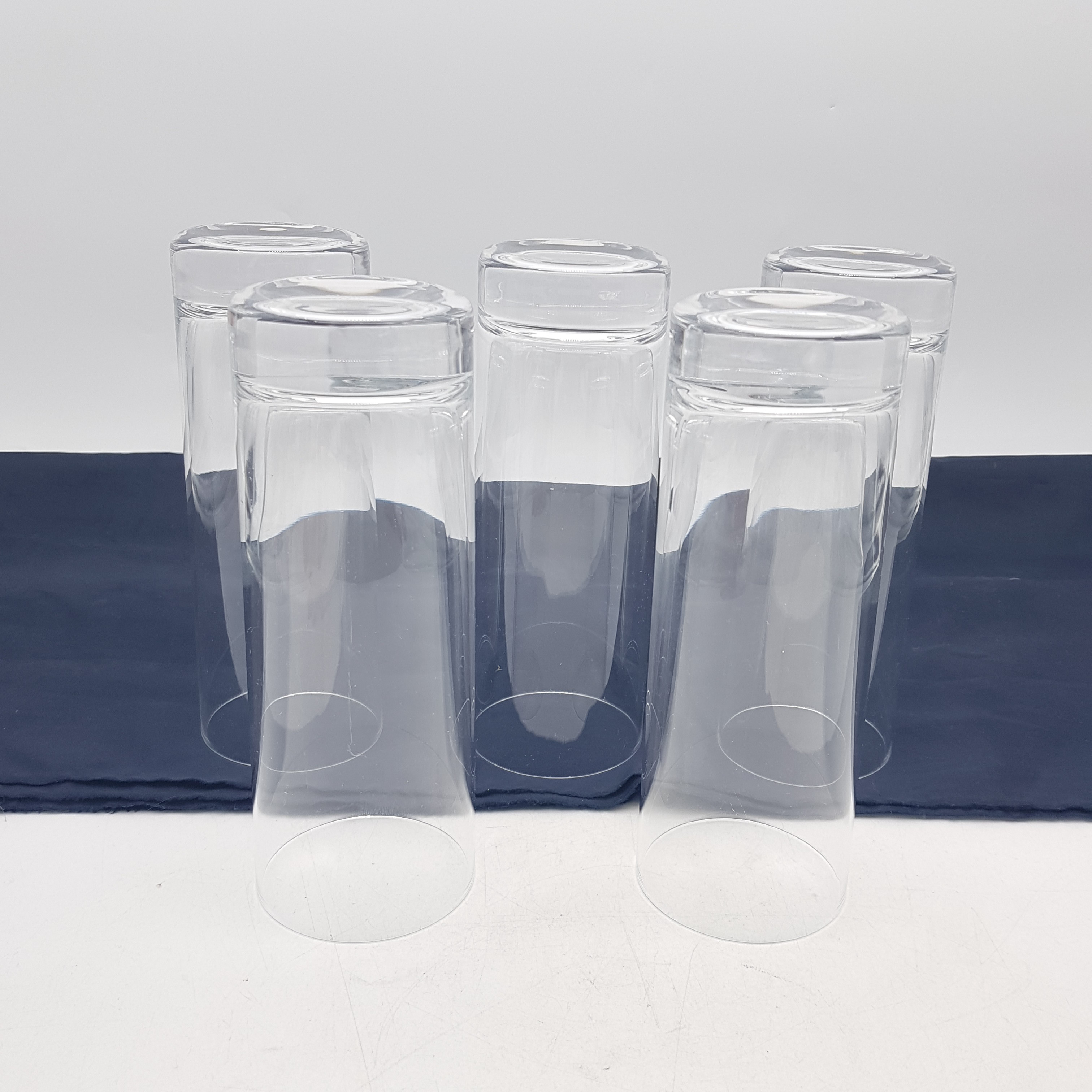 Voir photo 5 de Lot de 5 grands verres en cristal - Strölzle Lausitz modèle "New York" Lot de 5 grands verres en cristal - Strölzle Lausitz modèle "New York" Bon état reconditionné photo 5