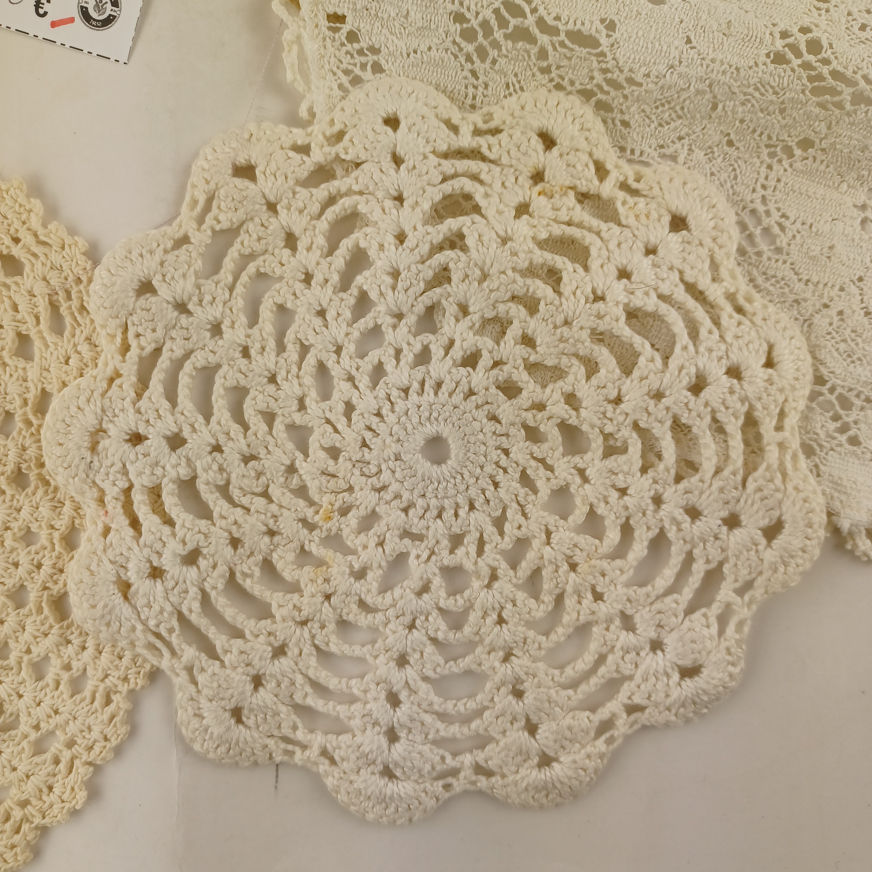 Voir photo 2 de Lot de 5 napperons de coton, un gris de 24 cm, un jaune en fleur de 22 cm, un rectangulaire blanc de 27x19 cm, un rond de 16 cm, et un rose de 20 cm de diamètre Lot de 5 napperons de coton, un gris de 24 cm, un jaune en fleur de 22 cm, un rectangulaire blanc de 27x19 cm, un rond de 16 cm, et un rose de 20 cm de diamètre Très bon état reconditionné photo 2