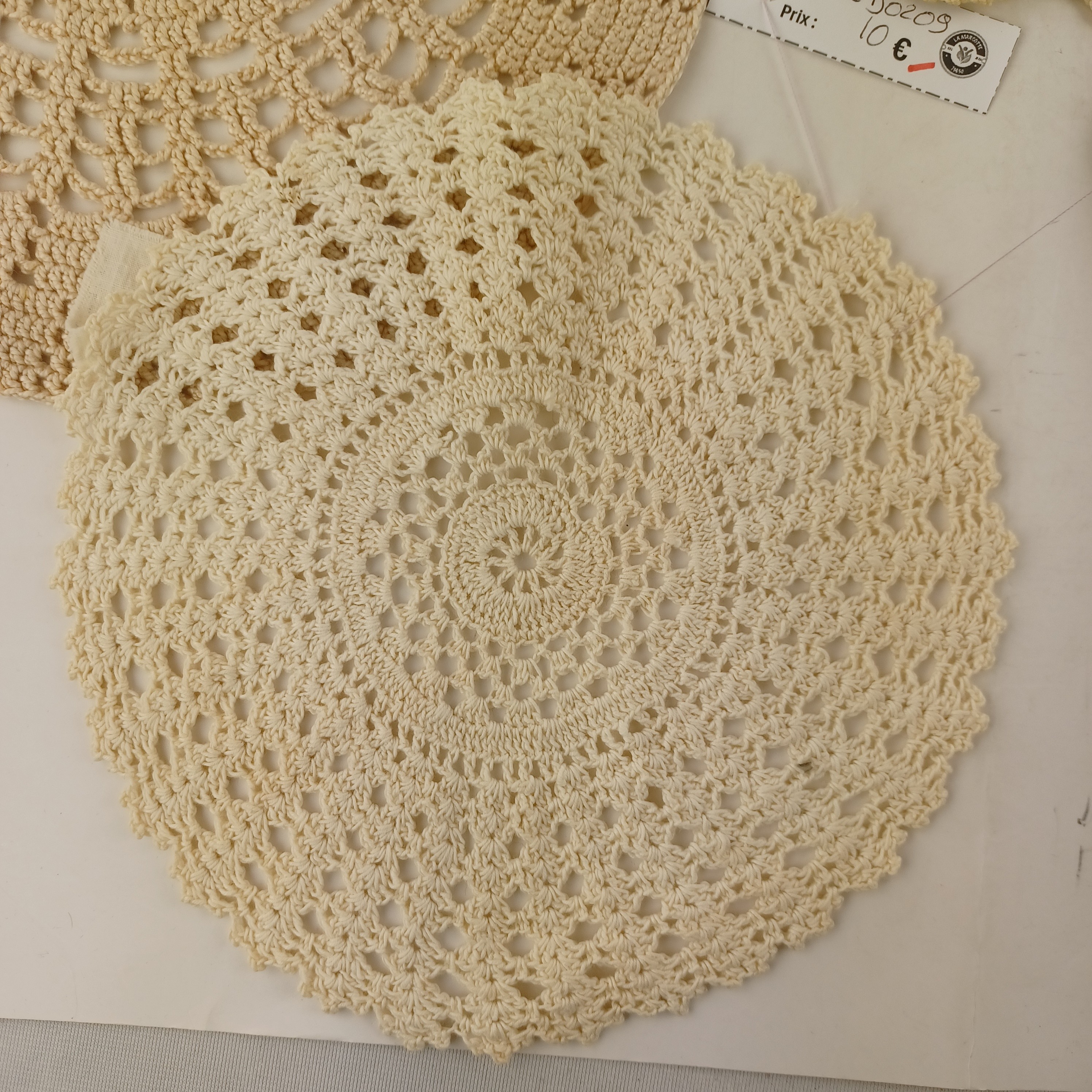 Voir photo 3 de Lot de 5 napperons de coton, un gris de 24 cm, un jaune en fleur de 22 cm, un rectangulaire blanc de 27x19 cm, un rond de 16 cm, et un rose de 20 cm de diamètre Lot de 5 napperons de coton, un gris de 24 cm, un jaune en fleur de 22 cm, un rectangulaire blanc de 27x19 cm, un rond de 16 cm, et un rose de 20 cm de diamètre Très bon état reconditionné photo 3
