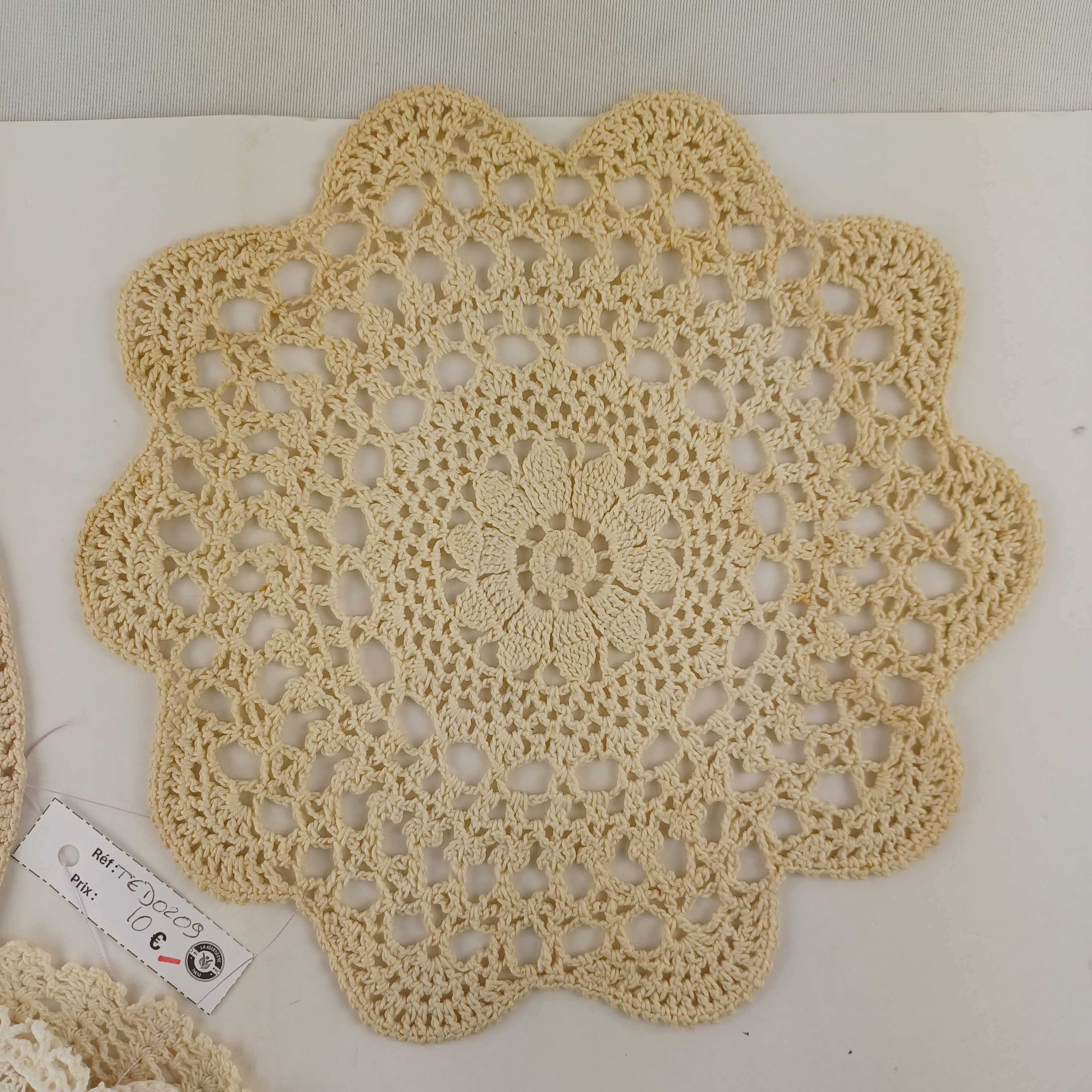 Voir photo 4 de Lot de 5 napperons de coton, un gris de 24 cm, un jaune en fleur de 22 cm, un rectangulaire blanc de 27x19 cm, un rond de 16 cm, et un rose de 20 cm de diamètre Lot de 5 napperons de coton, un gris de 24 cm, un jaune en fleur de 22 cm, un rectangulaire blanc de 27x19 cm, un rond de 16 cm, et un rose de 20 cm de diamètre Très bon état reconditionné photo 4