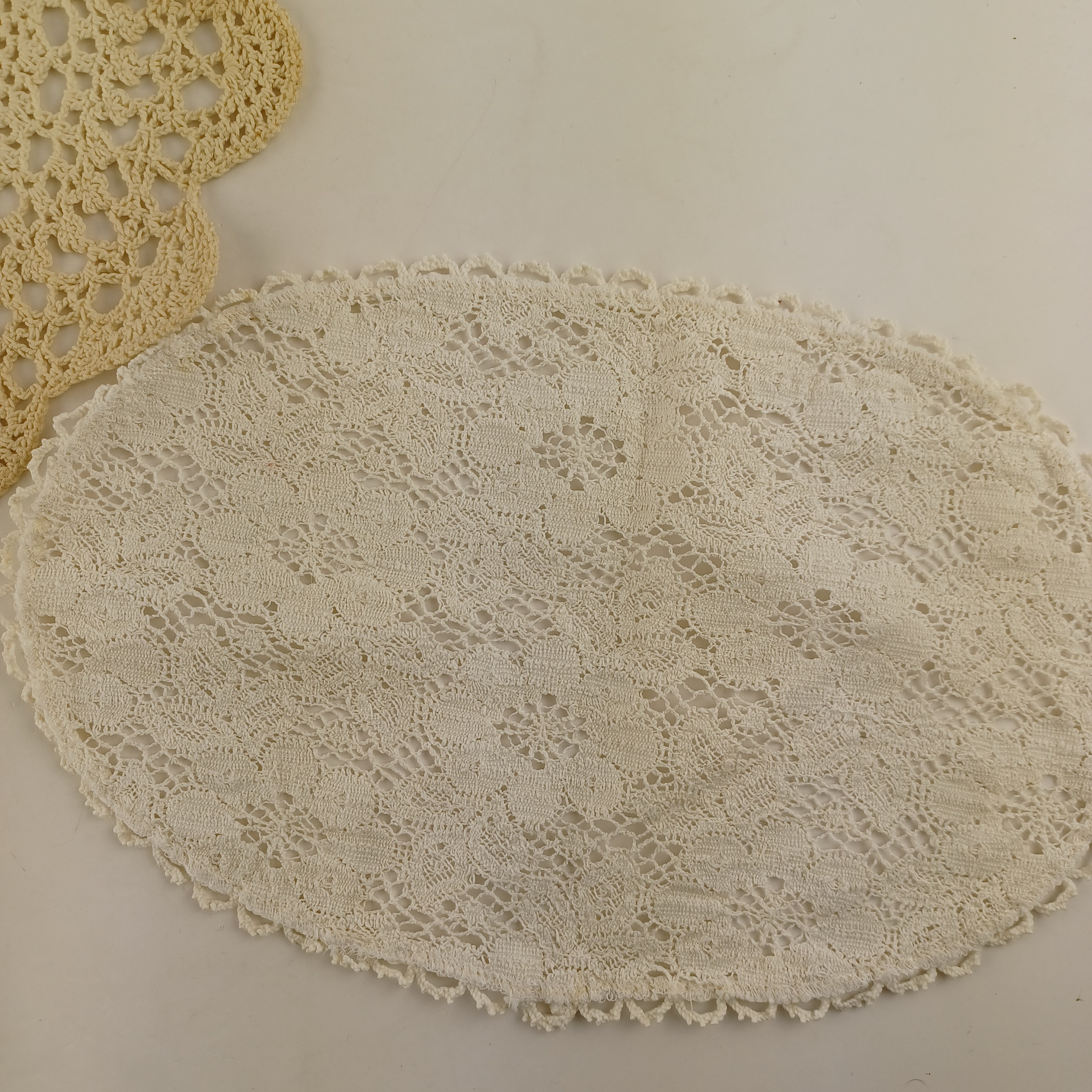 Voir photo 5 de Lot de 5 napperons de coton, un gris de 24 cm, un jaune en fleur de 22 cm, un rectangulaire blanc de 27x19 cm, un rond de 16 cm, et un rose de 20 cm de diamètre Lot de 5 napperons de coton, un gris de 24 cm, un jaune en fleur de 22 cm, un rectangulaire blanc de 27x19 cm, un rond de 16 cm, et un rose de 20 cm de diamètre Très bon état reconditionné photo 5