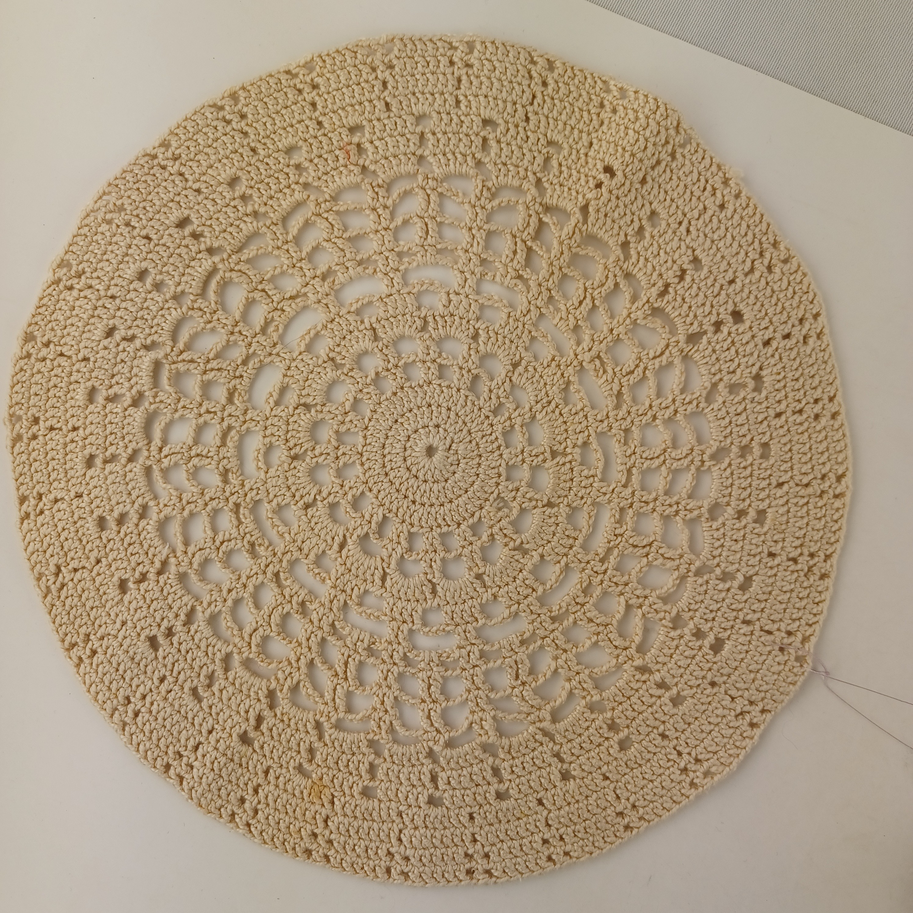 Voir photo 6 de Lot de 5 napperons de coton, un gris de 24 cm, un jaune en fleur de 22 cm, un rectangulaire blanc de 27x19 cm, un rond de 16 cm, et un rose de 20 cm de diamètre Lot de 5 napperons de coton, un gris de 24 cm, un jaune en fleur de 22 cm, un rectangulaire blanc de 27x19 cm, un rond de 16 cm, et un rose de 20 cm de diamètre Très bon état reconditionné photo 6