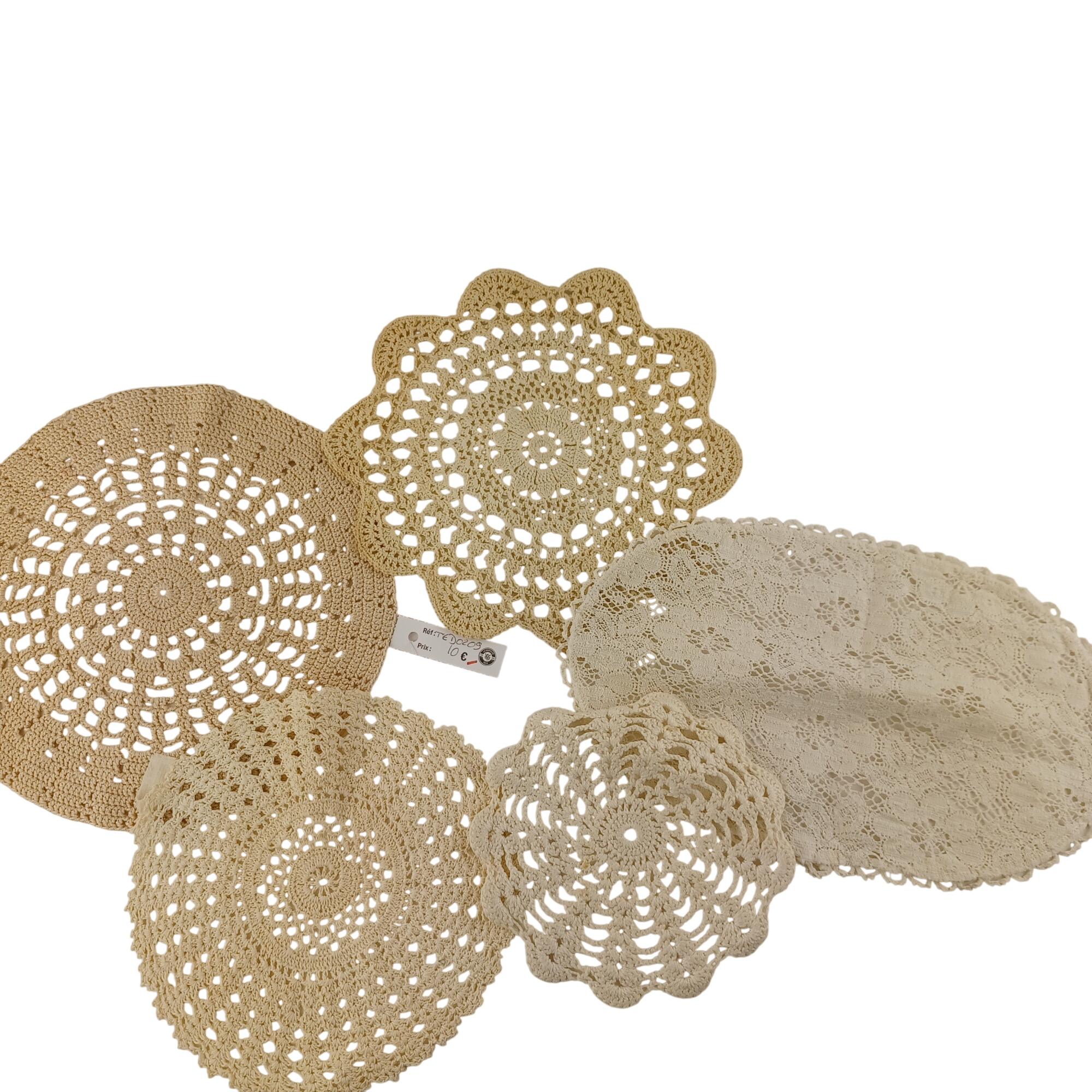 Acheter Lot de 5 napperons de coton, un gris de 24 cm, un jaune en fleur de 22 cm, un rectangulaire blanc de 27x19 cm, un rond de 16 cm, et un rose de 20 cm de diamètre Très bon état - 10,00 € Lot de 5 napperons de coton, un gris de 24 cm, un jaune en fleur de 22 cm, un rectangulaire blanc de 27x19 cm, un rond de 16 cm, et un rose de 20 cm de diamètre Très bon état reconditionné disponible sur Label Emmaüs