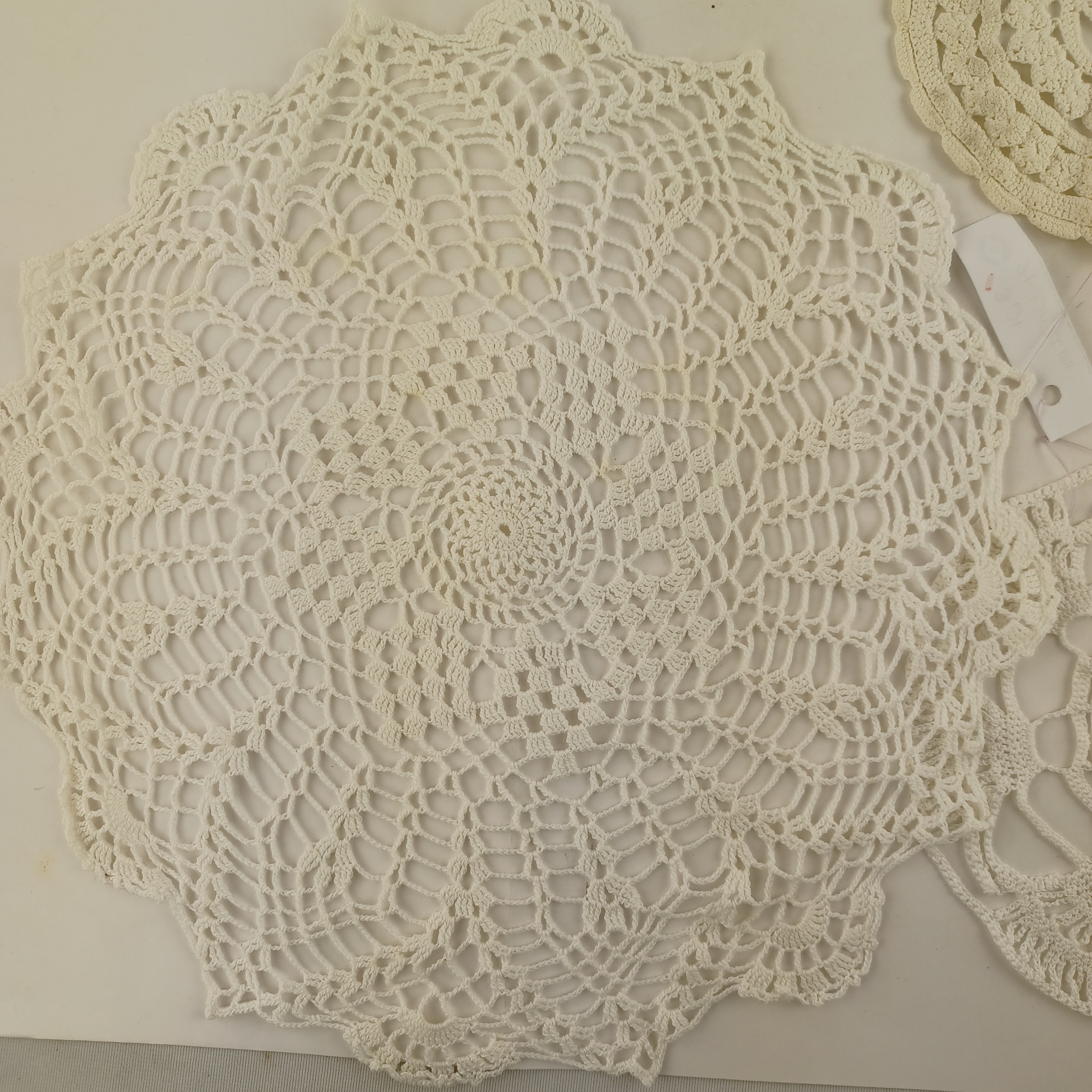 Voir photo 2 de Lot de 5 napperons rond blanc, un de 30 cm, un de 13 cm, un en étoile de 14 cm, un de 13 cm, un de 14 cm Lot de 5 napperons rond blanc, un de 30 cm, un de 13 cm, un en étoile de 14 cm, un de 13 cm, un de 14 cm reconditionné photo 2