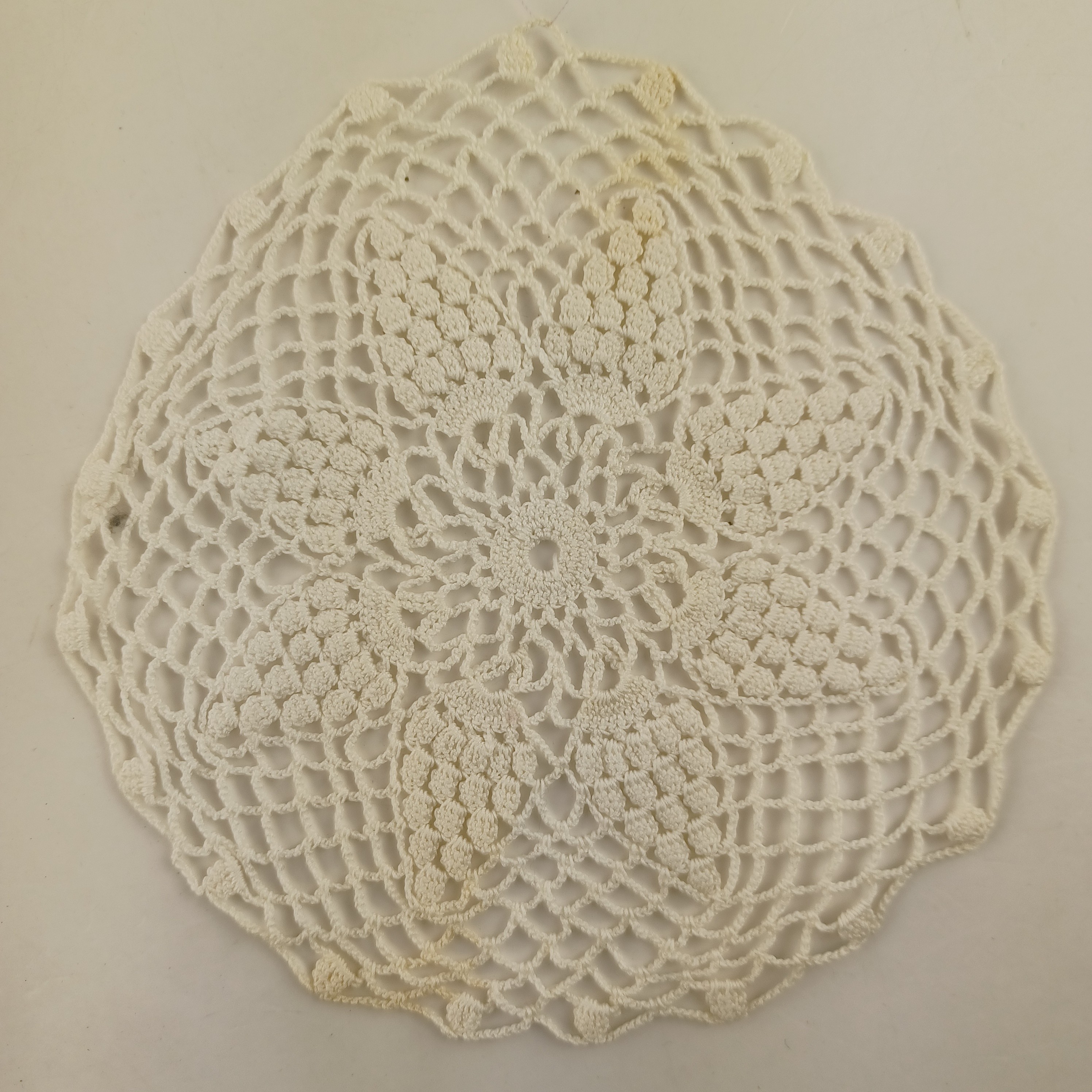 Voir photo 4 de Lot de 5 napperons rond blanc, un de 30 cm, un de 13 cm, un en étoile de 14 cm, un de 13 cm, un de 14 cm Lot de 5 napperons rond blanc, un de 30 cm, un de 13 cm, un en étoile de 14 cm, un de 13 cm, un de 14 cm reconditionné photo 4