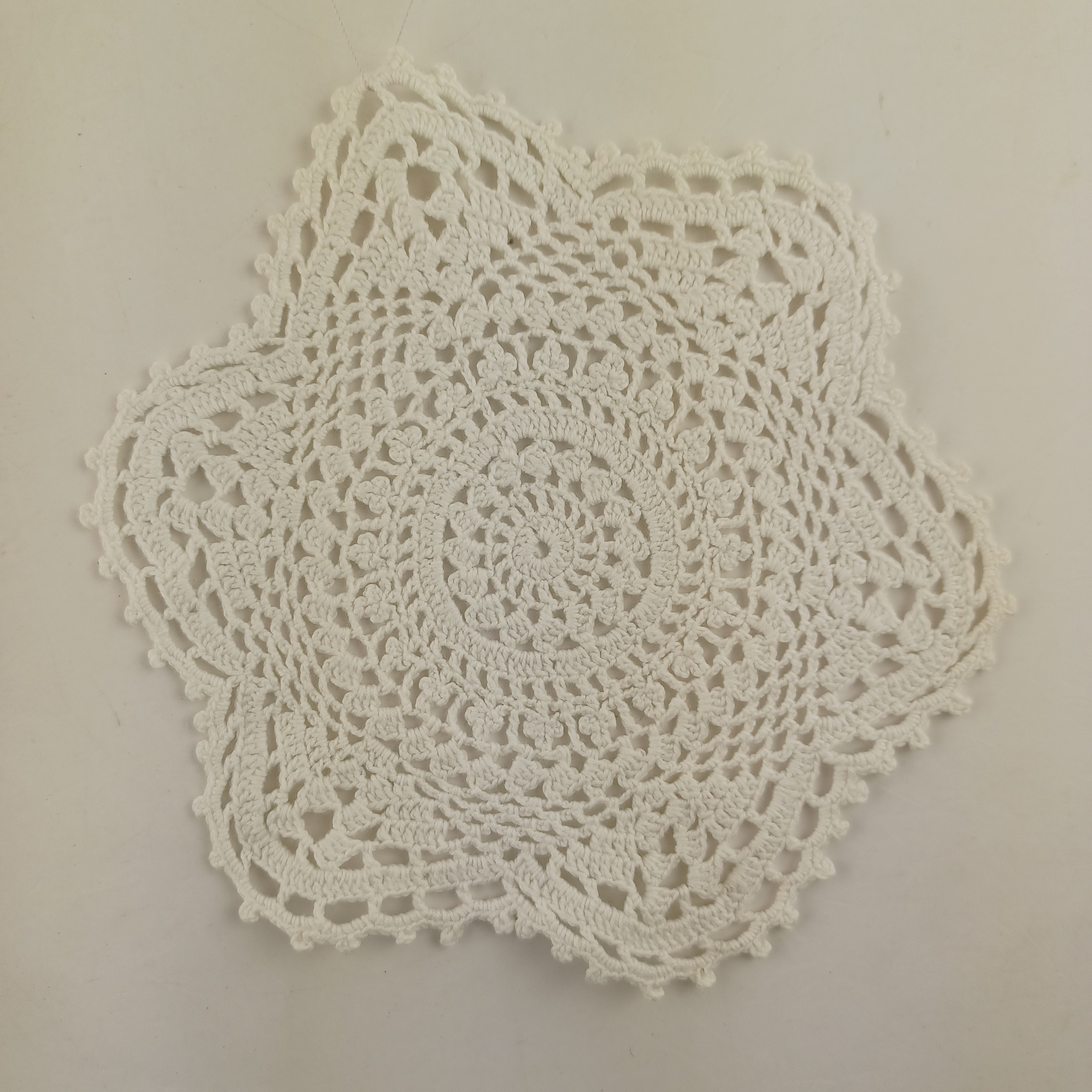 Voir photo 5 de Lot de 5 napperons rond blanc, un de 30 cm, un de 13 cm, un en étoile de 14 cm, un de 13 cm, un de 14 cm Lot de 5 napperons rond blanc, un de 30 cm, un de 13 cm, un en étoile de 14 cm, un de 13 cm, un de 14 cm reconditionné photo 5