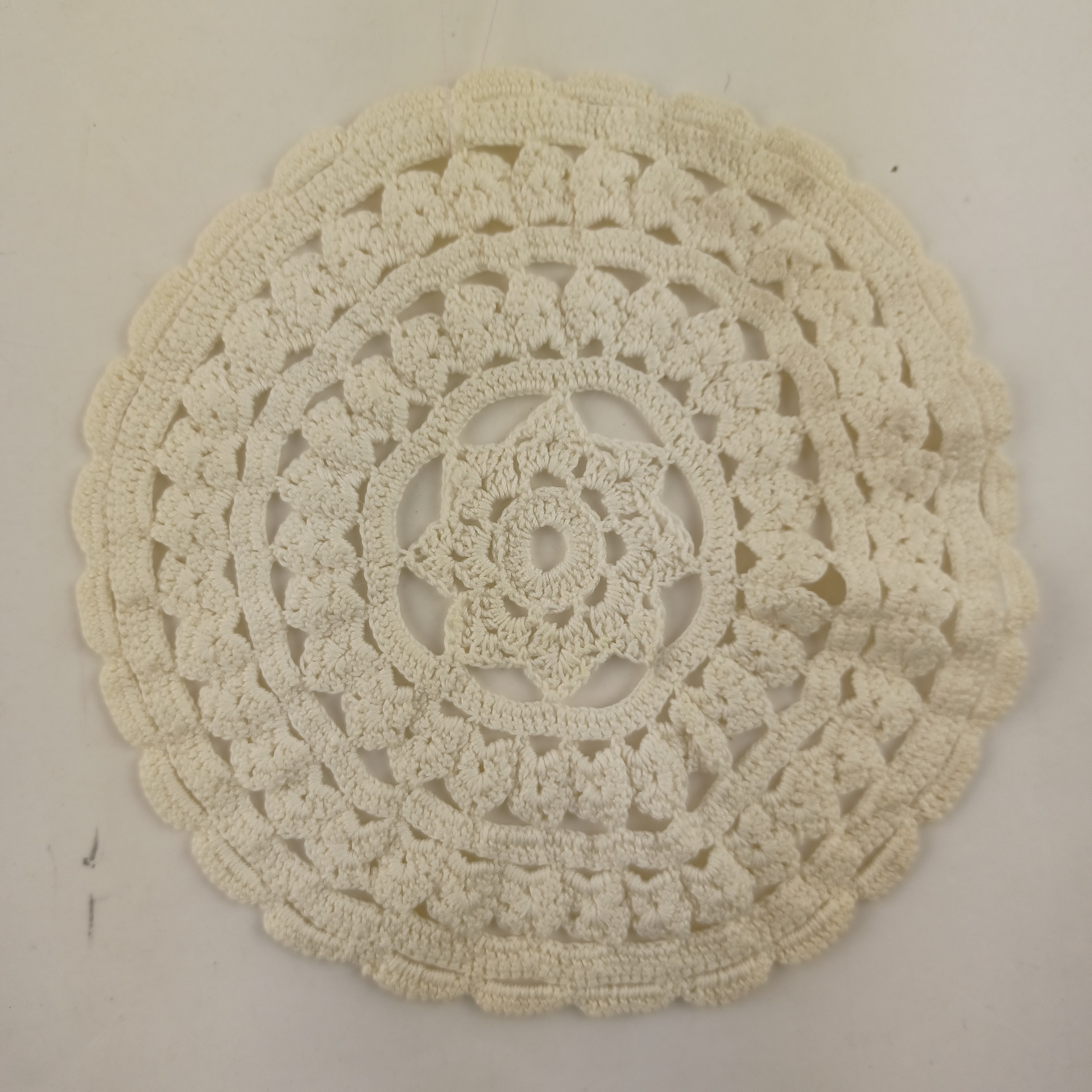 Voir photo 6 de Lot de 5 napperons rond blanc, un de 30 cm, un de 13 cm, un en étoile de 14 cm, un de 13 cm, un de 14 cm Lot de 5 napperons rond blanc, un de 30 cm, un de 13 cm, un en étoile de 14 cm, un de 13 cm, un de 14 cm reconditionné photo 6
