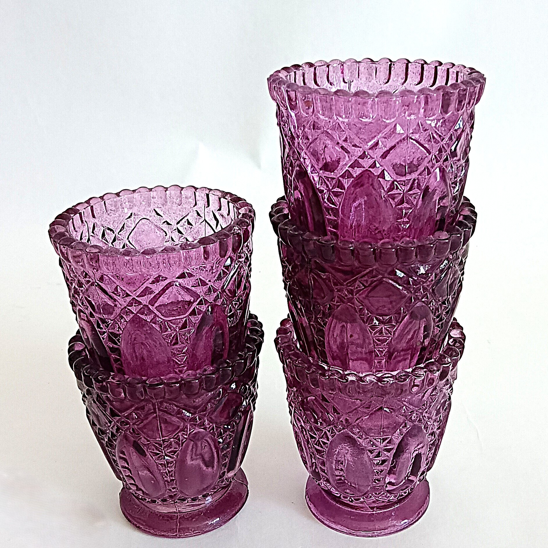 Voir photo 2 de Lot de 5 photophores en verre violet moulé sur pied Ø 7 cm Lot de 5 photophores en verre violet moulé sur pied Ø 7 cm reconditionné photo 2