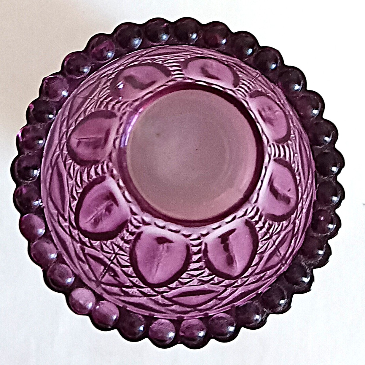 Voir photo 5 de Lot de 5 photophores en verre violet moulé sur pied Ø 7 cm Lot de 5 photophores en verre violet moulé sur pied Ø 7 cm reconditionné photo 5