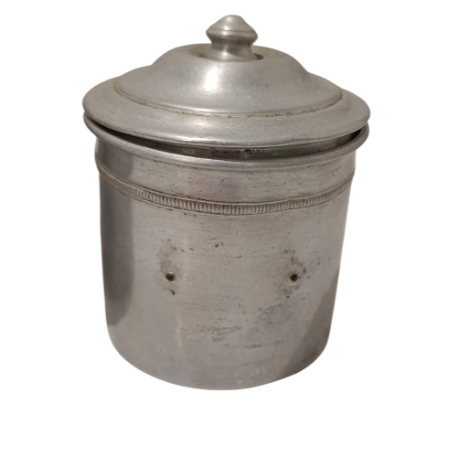 Voir photo 2 de Lot de 5 pots en alluminium : Issu traditionnellement de séries gigognes ou empilables (pots à épices et de cuisine de style campagne rétro française Lot de 5 pots en alluminium : Issu traditionnellement de séries gigognes ou empilables (pots à épices et de cuisine de style campagne rétro française État correct reconditionné photo 2