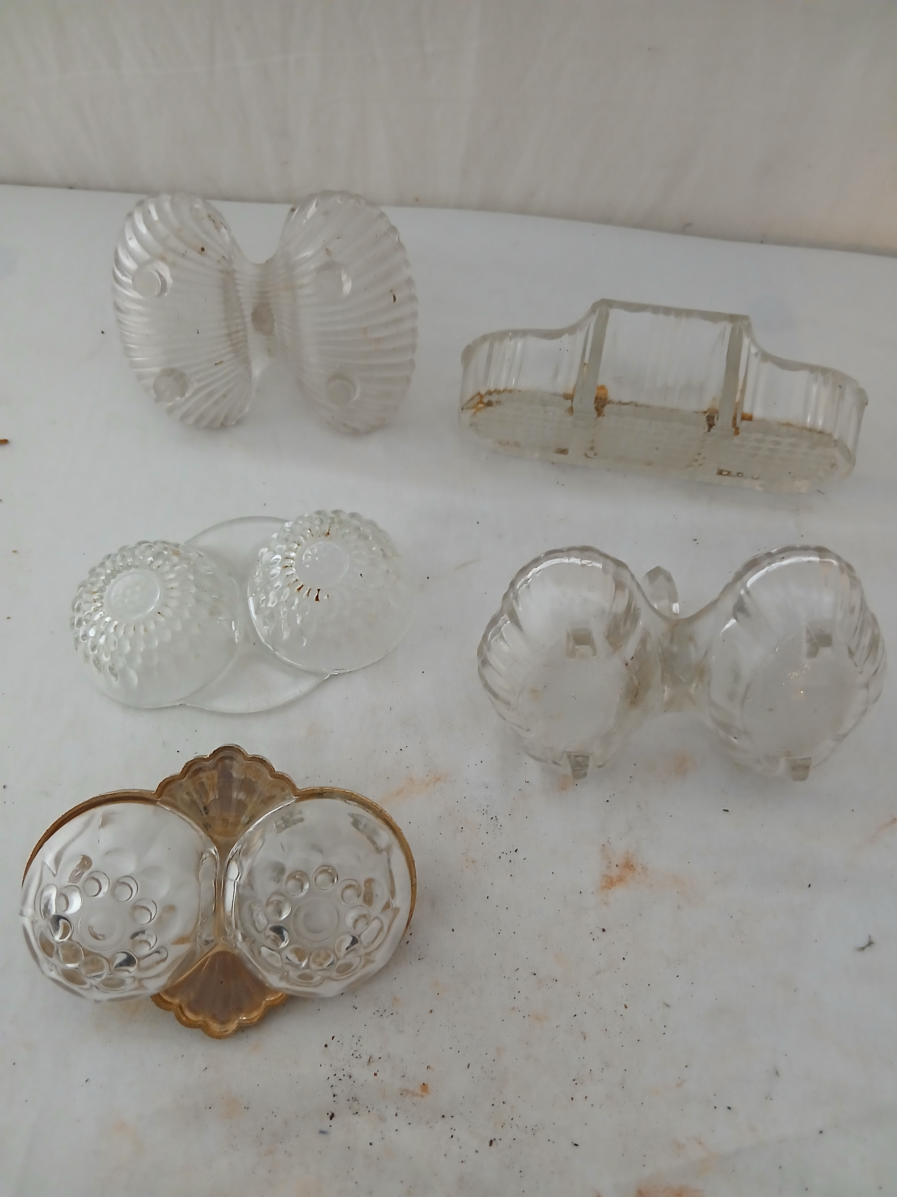 Voir photo 2 de Lot de 5 salières en verre d'époques différentes. Lot de 5 salières en verre d'époques différentes. Bon état reconditionné photo 2