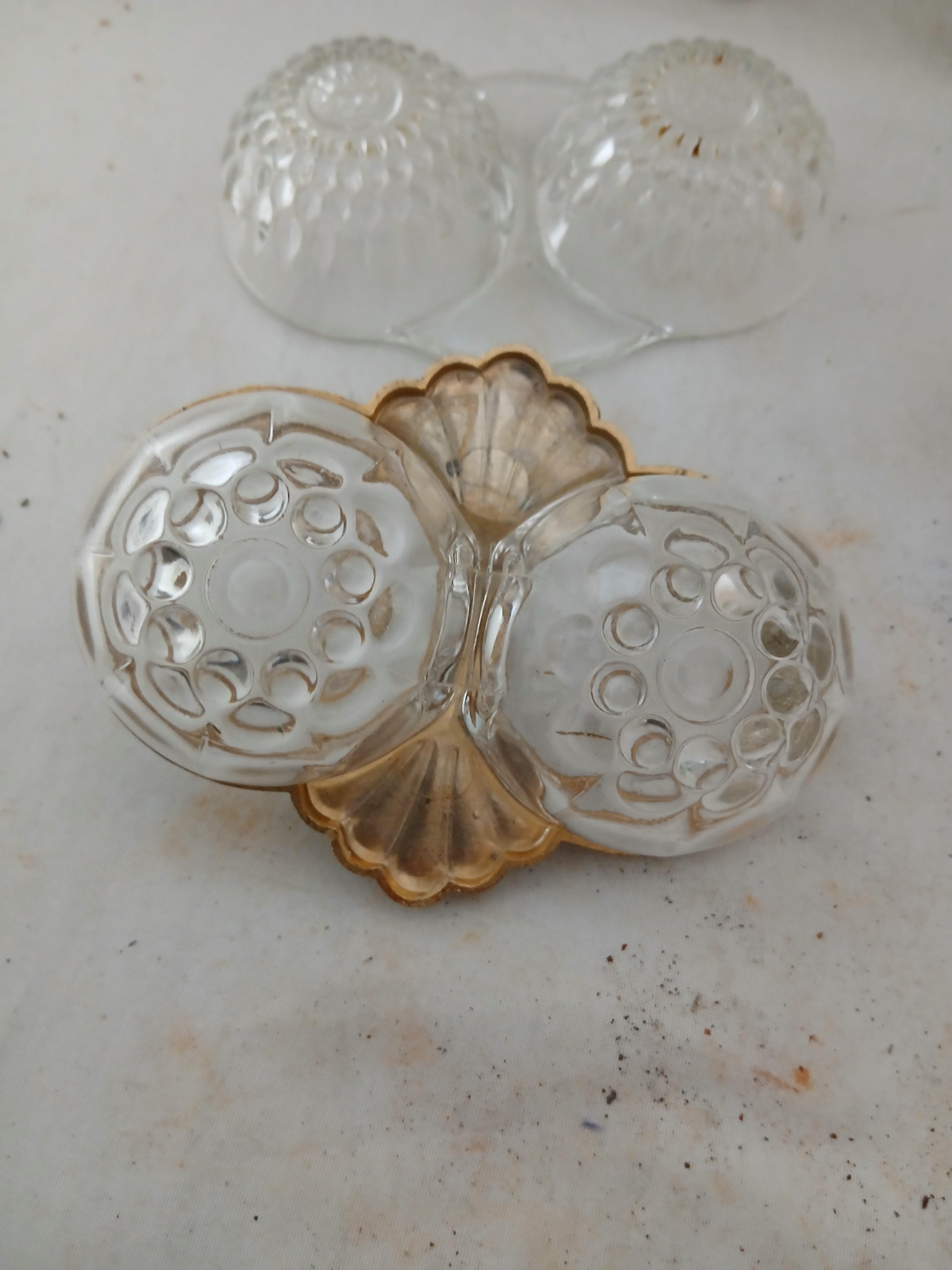Voir photo 5 de Lot de 5 salières en verre d'époques différentes. Lot de 5 salières en verre d'époques différentes. Bon état reconditionné photo 5