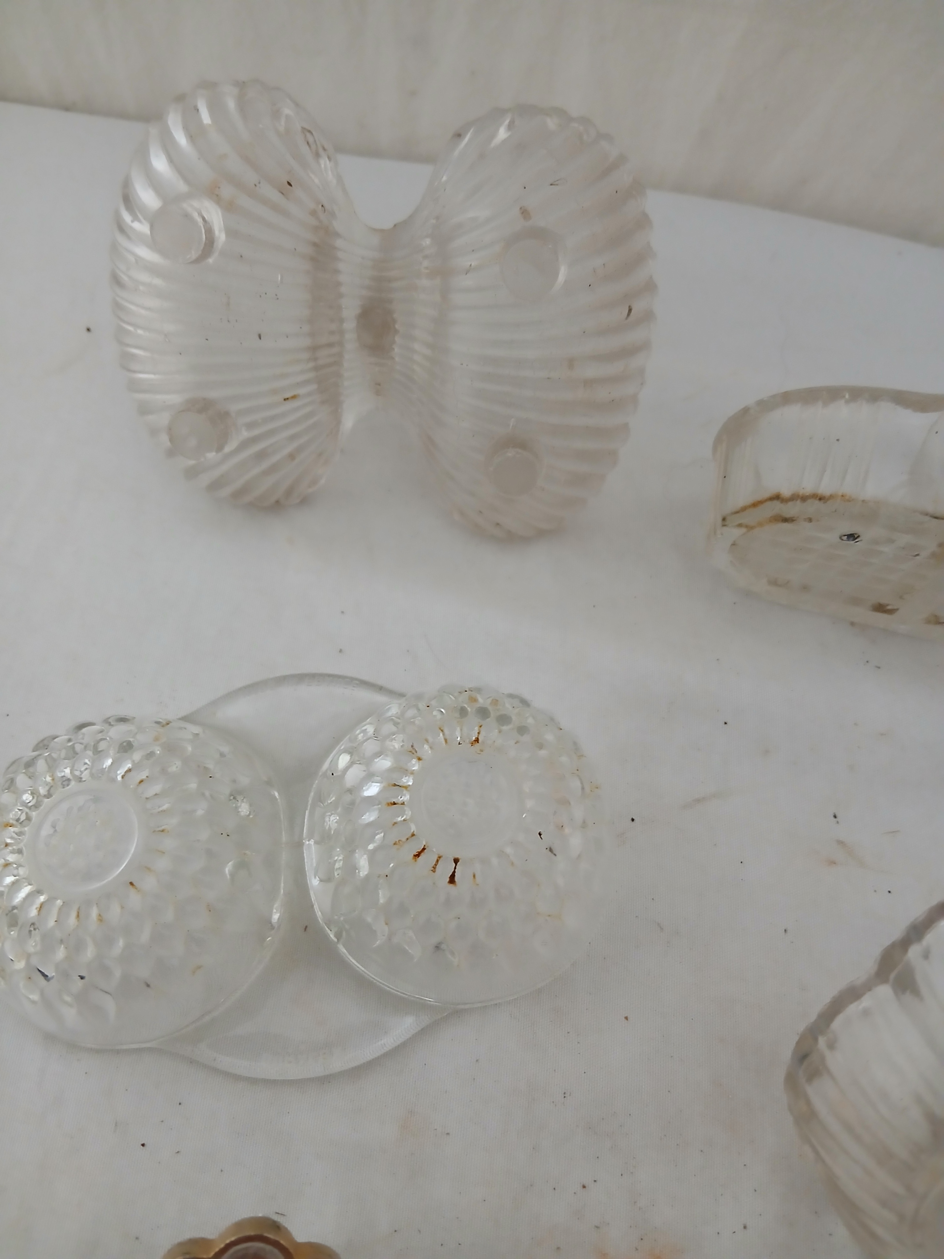 Voir photo 6 de Lot de 5 salières en verre d'époques différentes. Lot de 5 salières en verre d'époques différentes. Bon état reconditionné photo 6