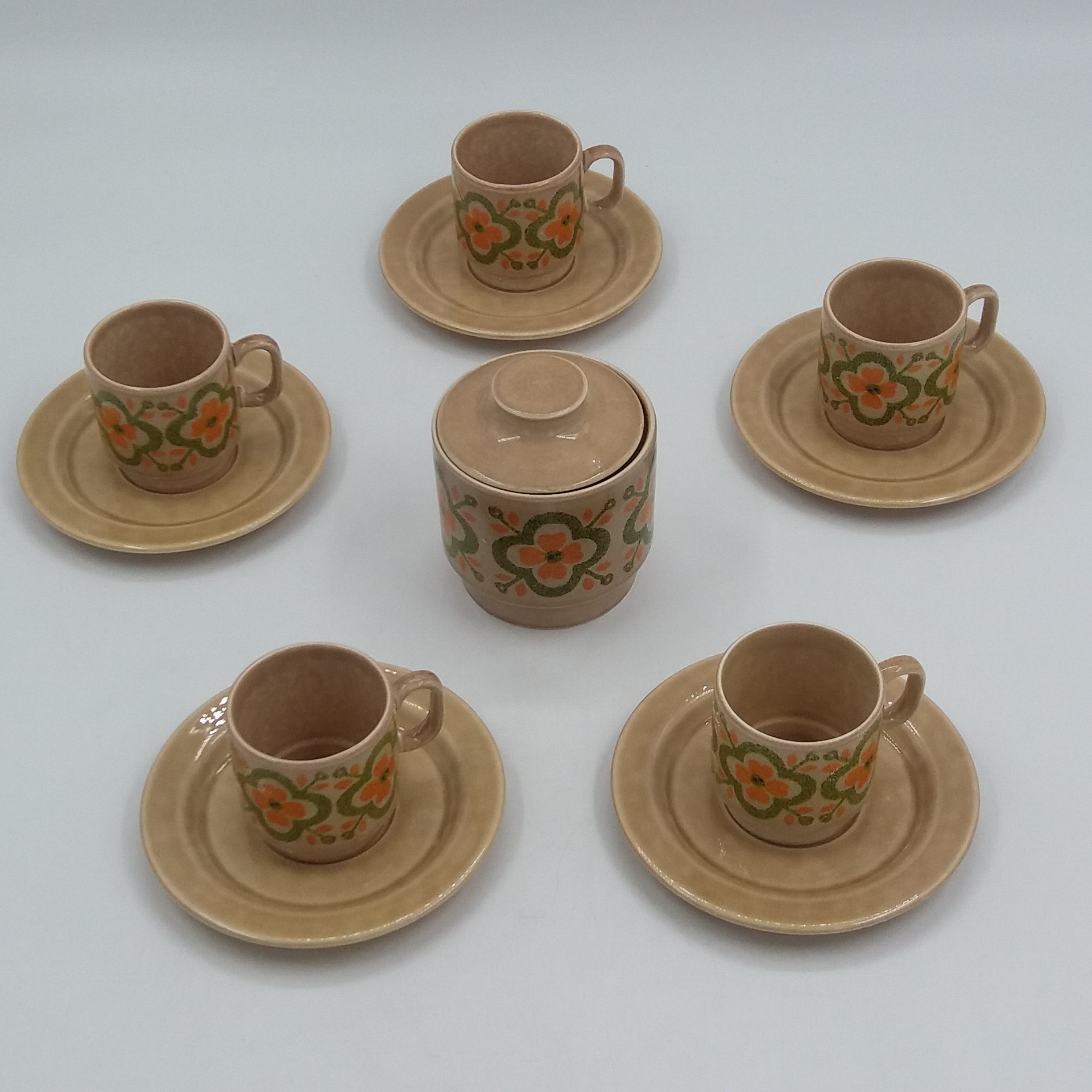 Voir photo 6 de Lot de 5 tasses à café avec son sucrier vintage 60’. Estampillés au dos. Lot de 5 tasses à café avec son sucrier vintage 60’. Estampillés au dos. Très bon état reconditionné photo 6