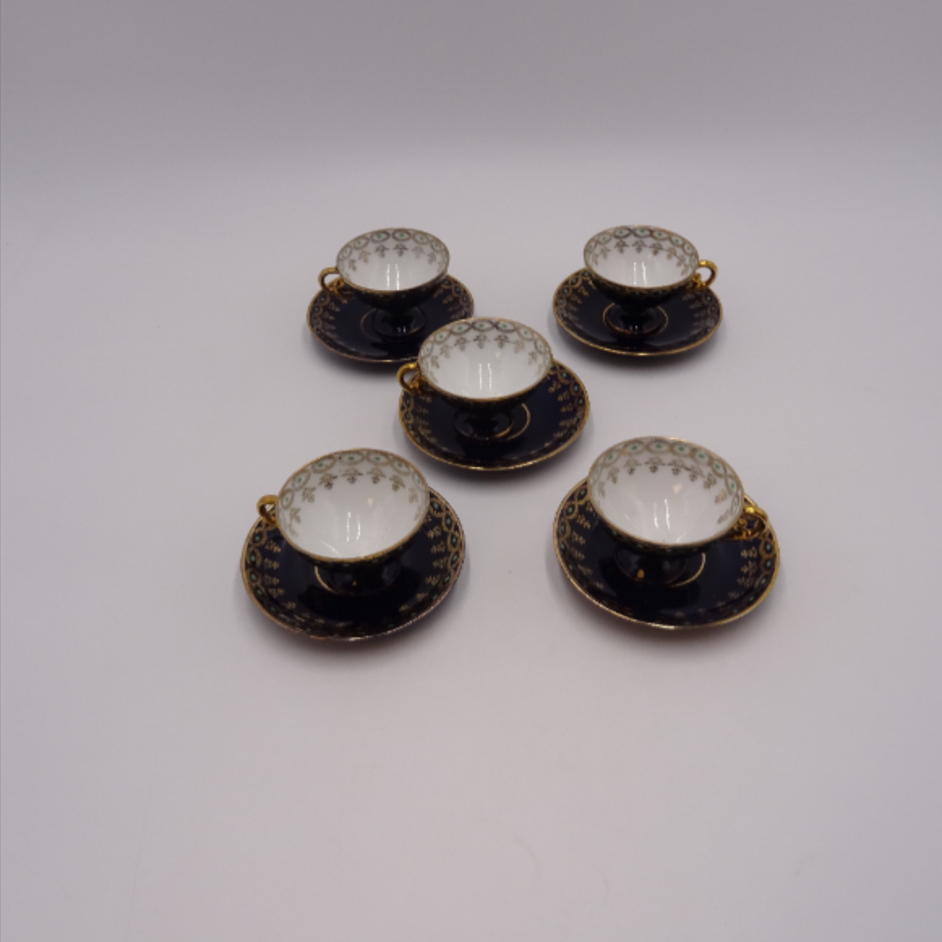 Voir photo 2 de Lot de 5 tasses à café et ses 10 sous tasses en porcelaine allemande " bleu de four " JLMENAU. Lot de 5 tasses à café et ses 10 sous tasses en porcelaine allemande " bleu de four " JLMENAU. Très bon état reconditionné photo 2