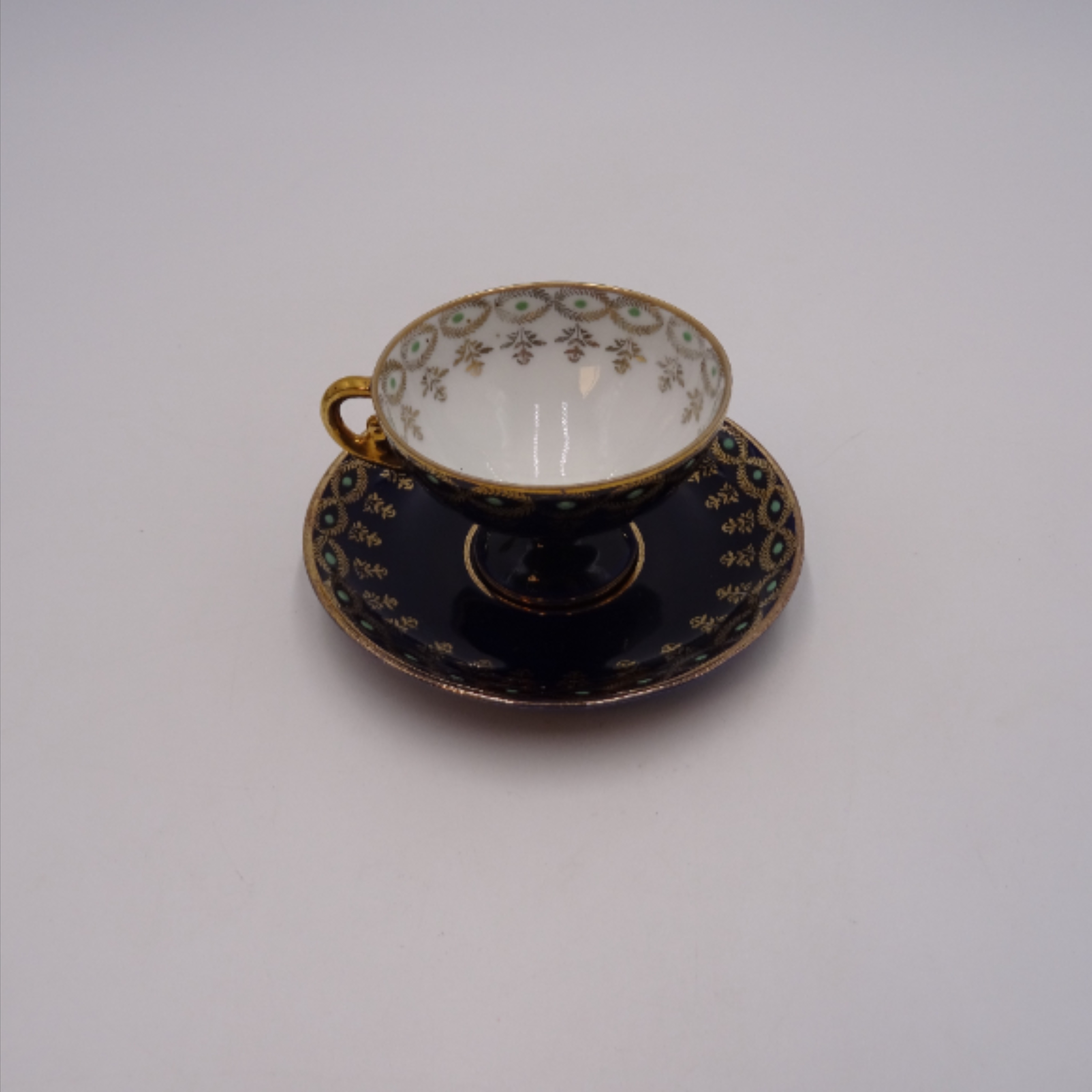 Voir photo 3 de Lot de 5 tasses à café et ses 10 sous tasses en porcelaine allemande " bleu de four " JLMENAU. Lot de 5 tasses à café et ses 10 sous tasses en porcelaine allemande " bleu de four " JLMENAU. Très bon état reconditionné photo 3