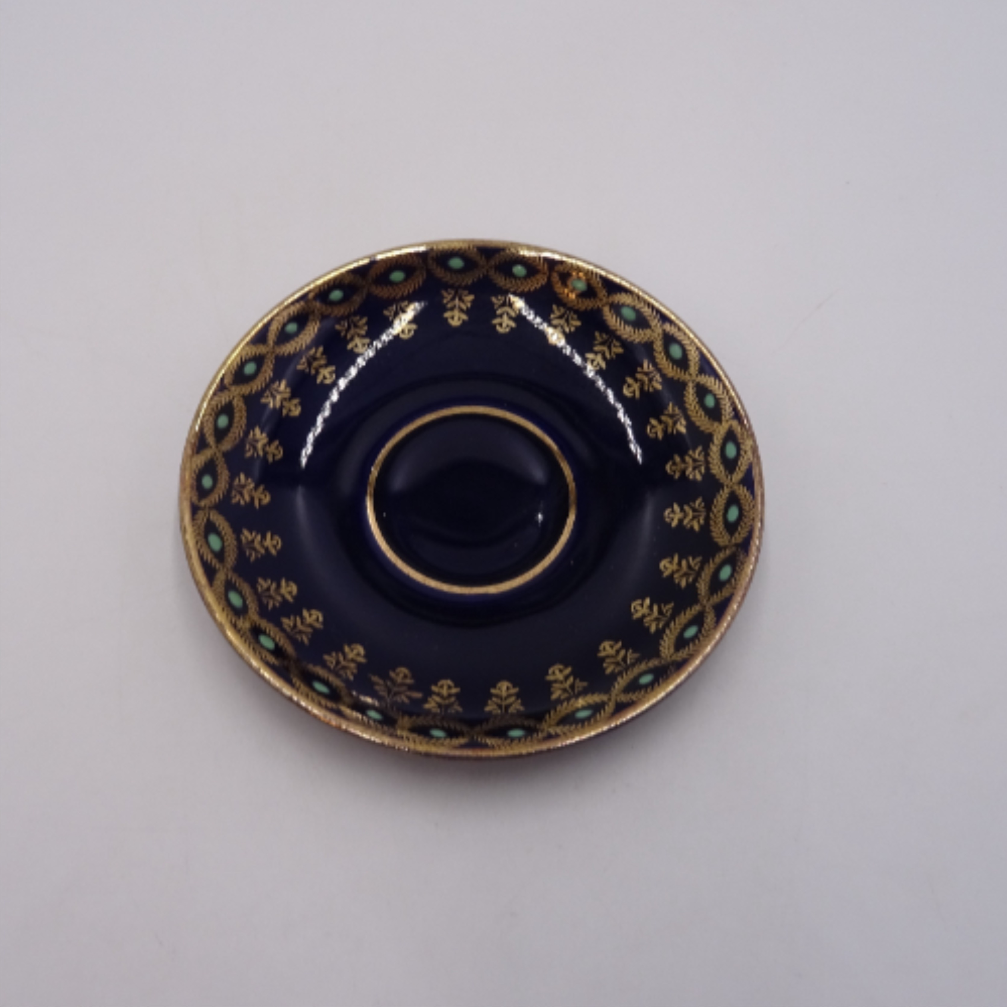 Voir photo 4 de Lot de 5 tasses à café et ses 10 sous tasses en porcelaine allemande " bleu de four " JLMENAU. Lot de 5 tasses à café et ses 10 sous tasses en porcelaine allemande " bleu de four " JLMENAU. Très bon état reconditionné photo 4