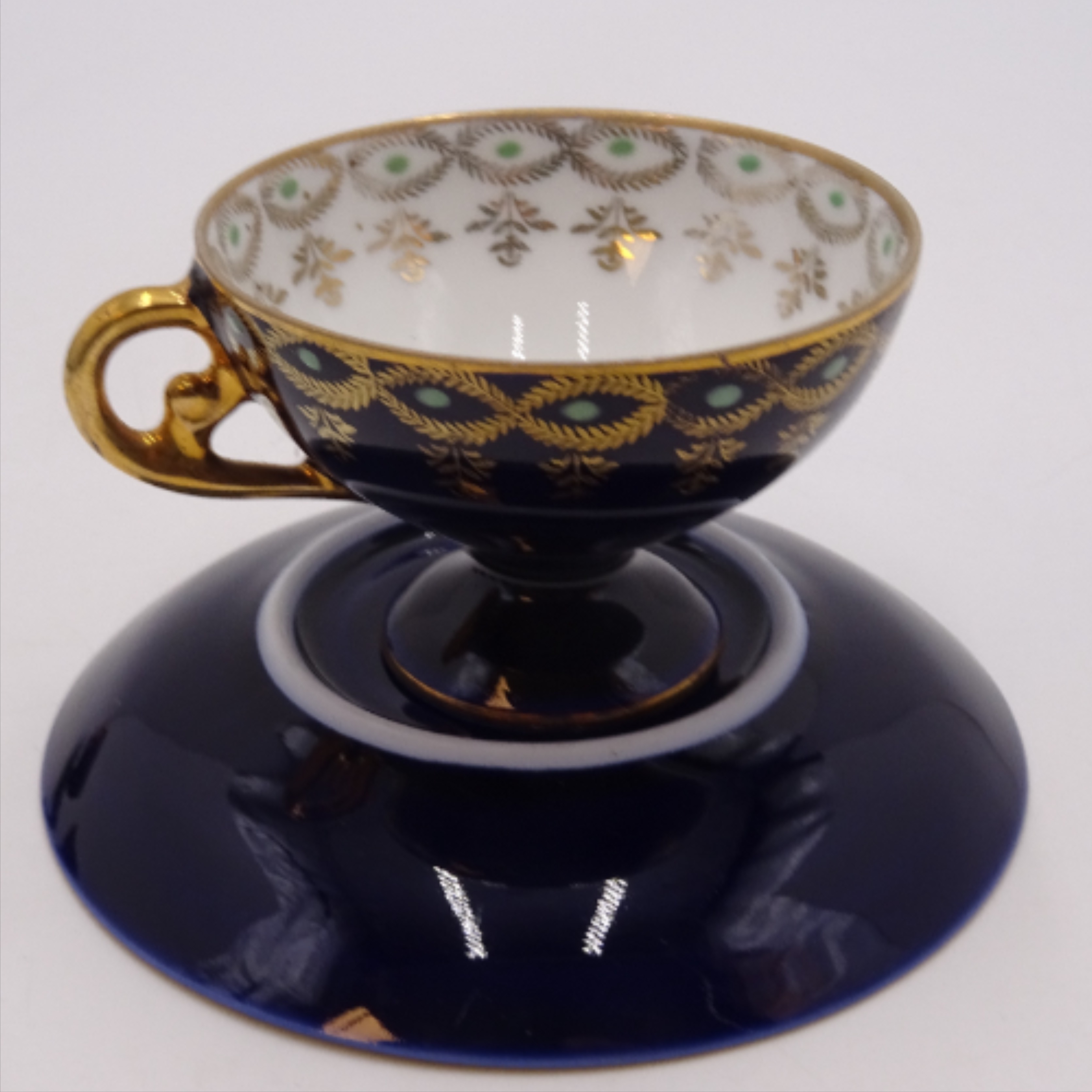Voir photo 5 de Lot de 5 tasses à café et ses 10 sous tasses en porcelaine allemande " bleu de four " JLMENAU. Lot de 5 tasses à café et ses 10 sous tasses en porcelaine allemande " bleu de four " JLMENAU. Très bon état reconditionné photo 5
