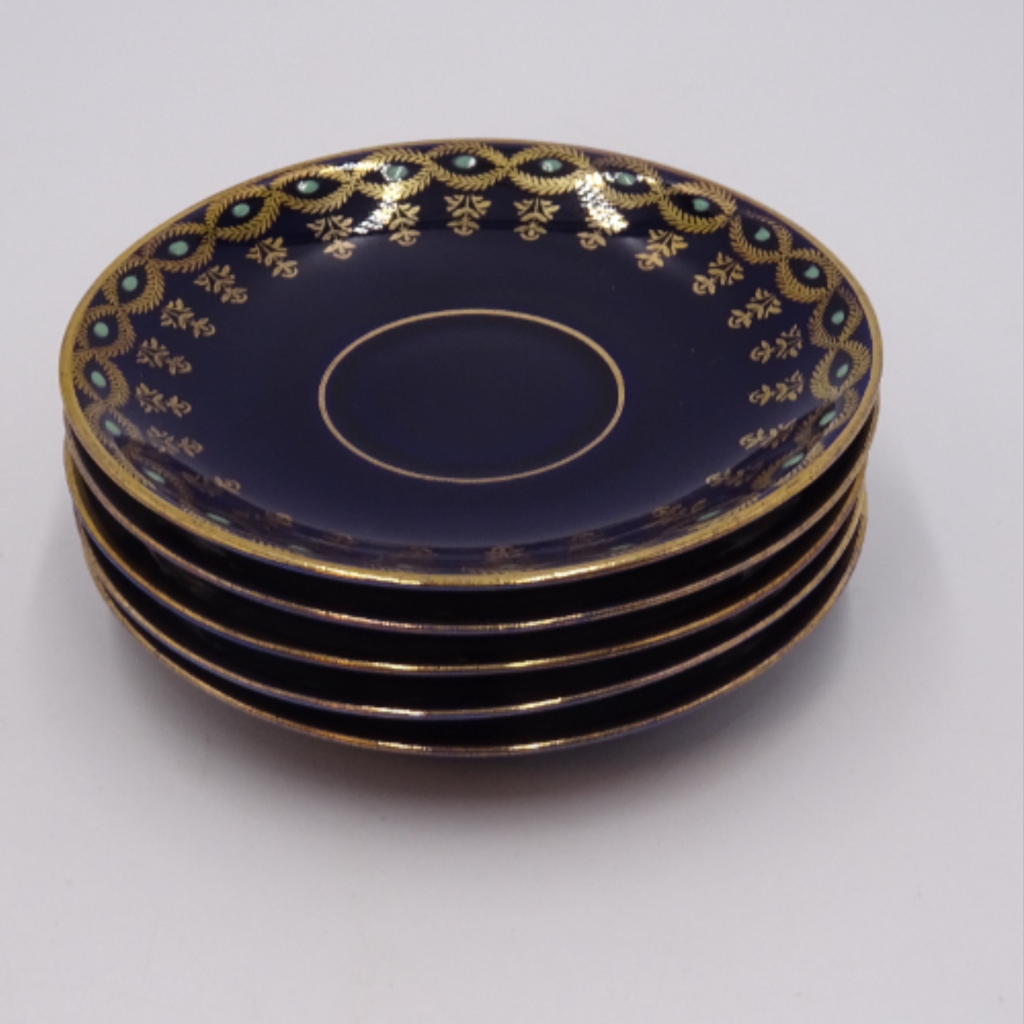 Voir photo 6 de Lot de 5 tasses à café et ses 10 sous tasses en porcelaine allemande " bleu de four " JLMENAU. Lot de 5 tasses à café et ses 10 sous tasses en porcelaine allemande " bleu de four " JLMENAU. Très bon état reconditionné photo 6