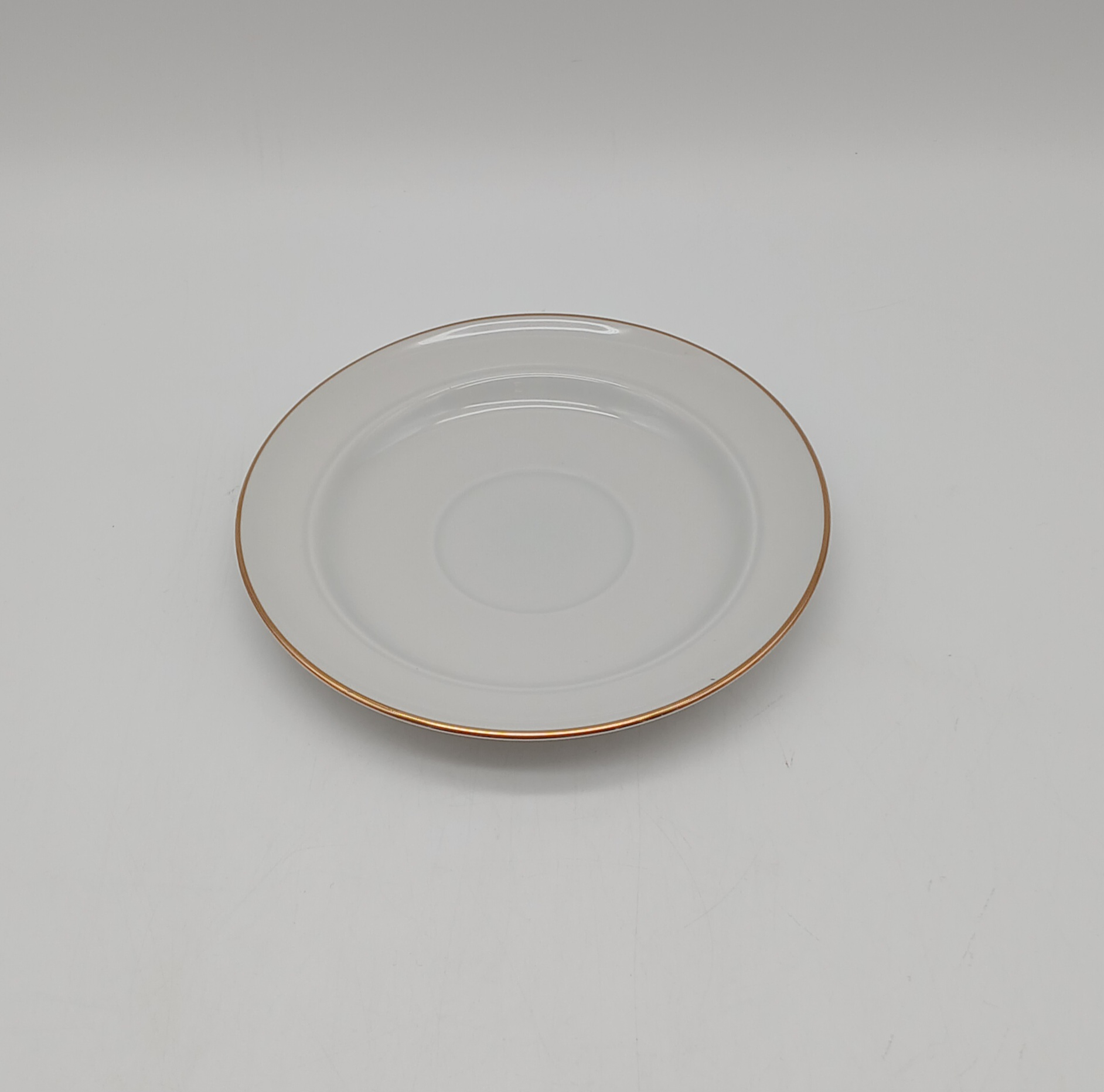 Voir photo 10 de Lot de 5 tasses et soucoupes vintage en porcelaine blanche et dorure - JLMENAU RDA (Allemagne de l'Est) Lot de 5 tasses et soucoupes vintage en porcelaine blanche et dorure - JLMENAU RDA (Allemagne de l'Est) reconditionné photo 10