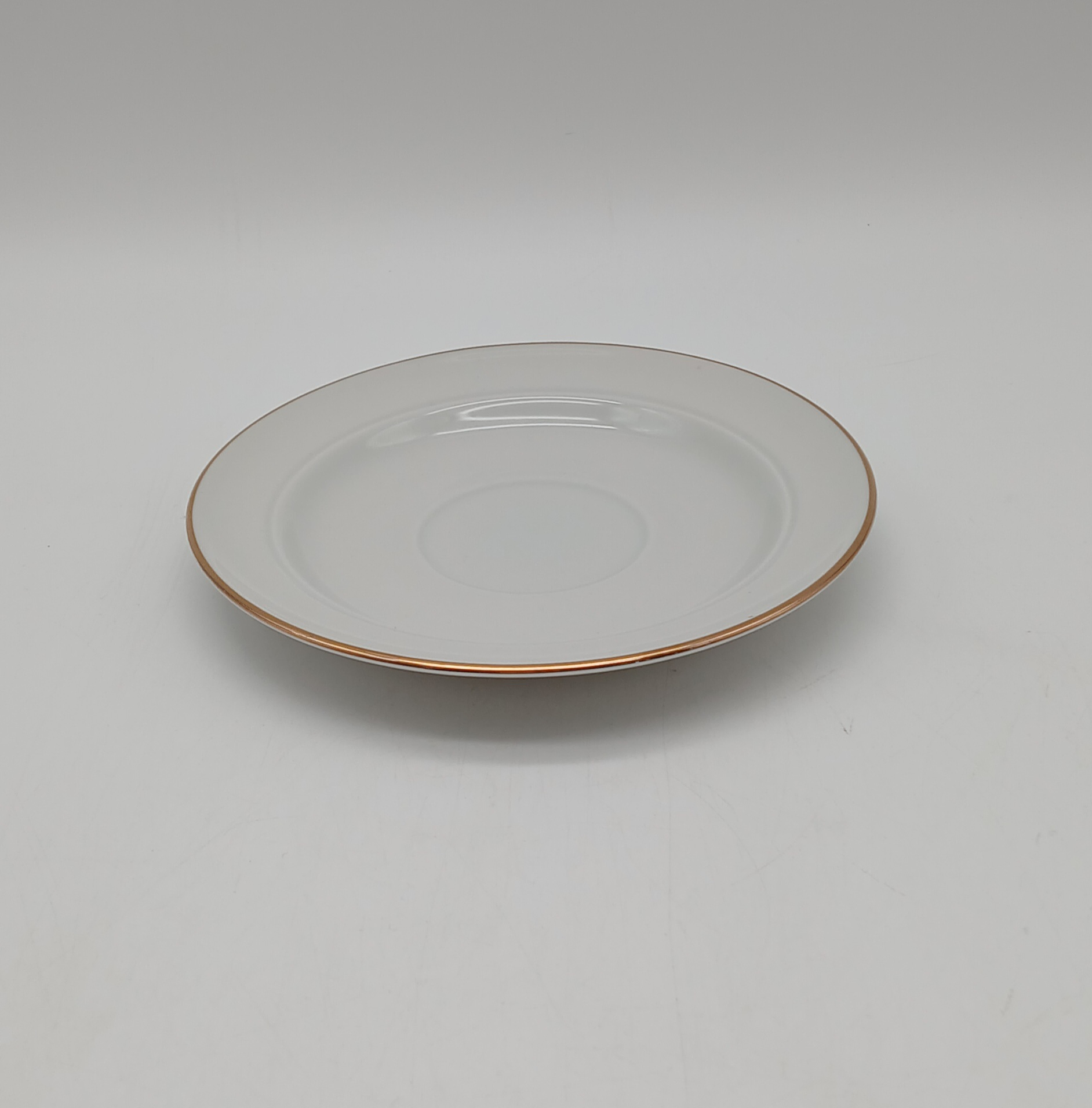 Voir photo 11 de Lot de 5 tasses et soucoupes vintage en porcelaine blanche et dorure - JLMENAU RDA (Allemagne de l'Est) Lot de 5 tasses et soucoupes vintage en porcelaine blanche et dorure - JLMENAU RDA (Allemagne de l'Est) reconditionné photo 11
