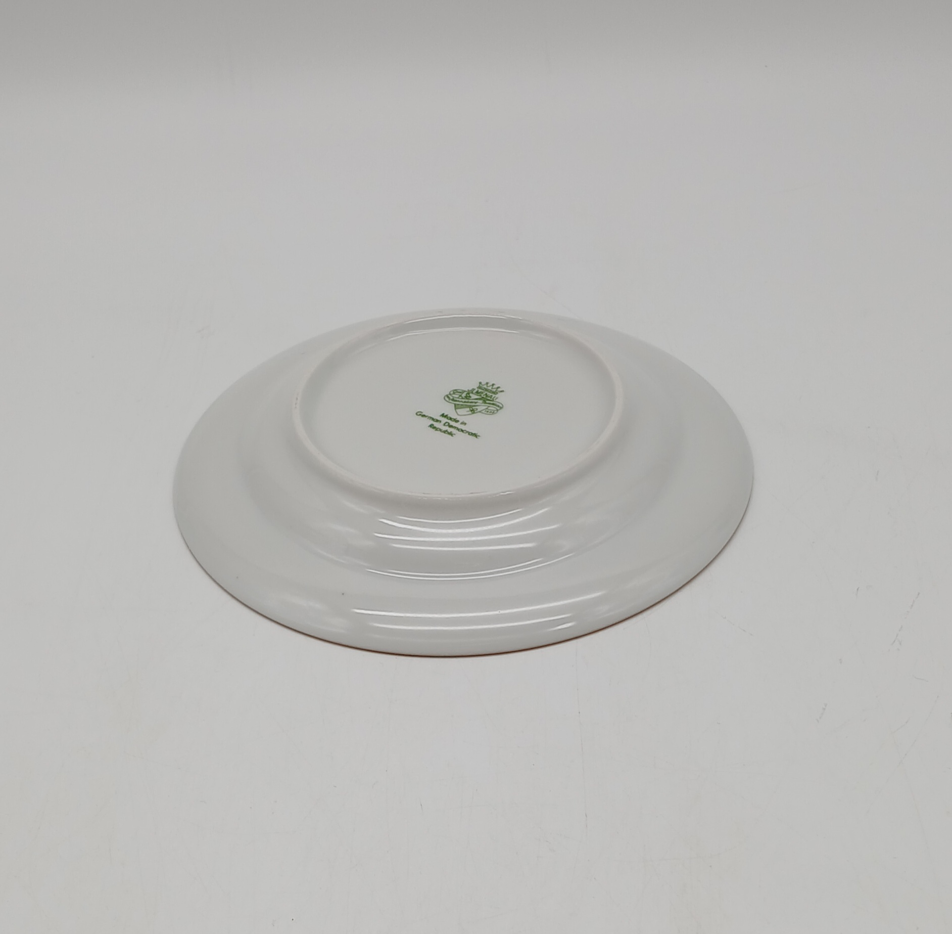 Voir photo 12 de Lot de 5 tasses et soucoupes vintage en porcelaine blanche et dorure - JLMENAU RDA (Allemagne de l'Est) Lot de 5 tasses et soucoupes vintage en porcelaine blanche et dorure - JLMENAU RDA (Allemagne de l'Est) reconditionné photo 12