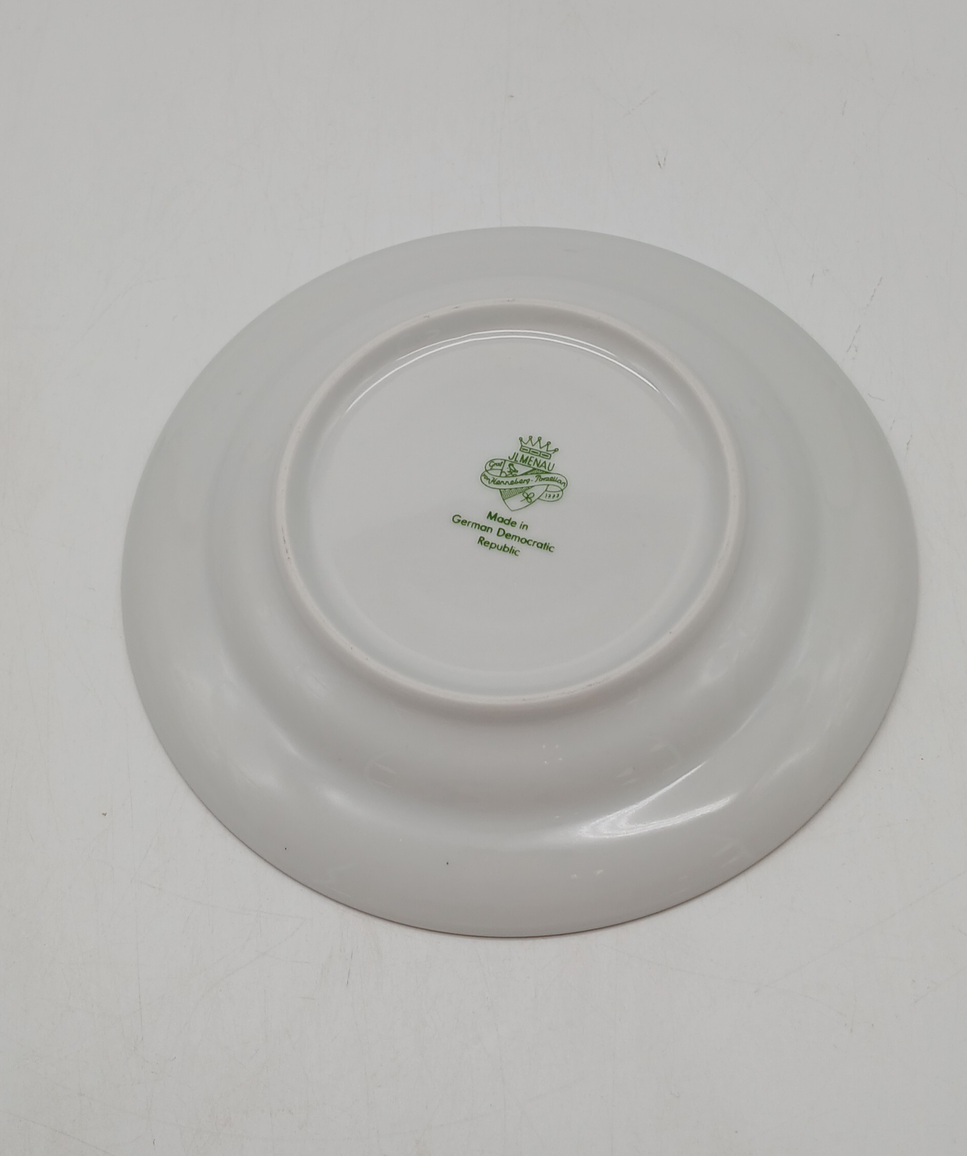 Voir photo 13 de Lot de 5 tasses et soucoupes vintage en porcelaine blanche et dorure - JLMENAU RDA (Allemagne de l'Est) Lot de 5 tasses et soucoupes vintage en porcelaine blanche et dorure - JLMENAU RDA (Allemagne de l'Est) reconditionné photo 13