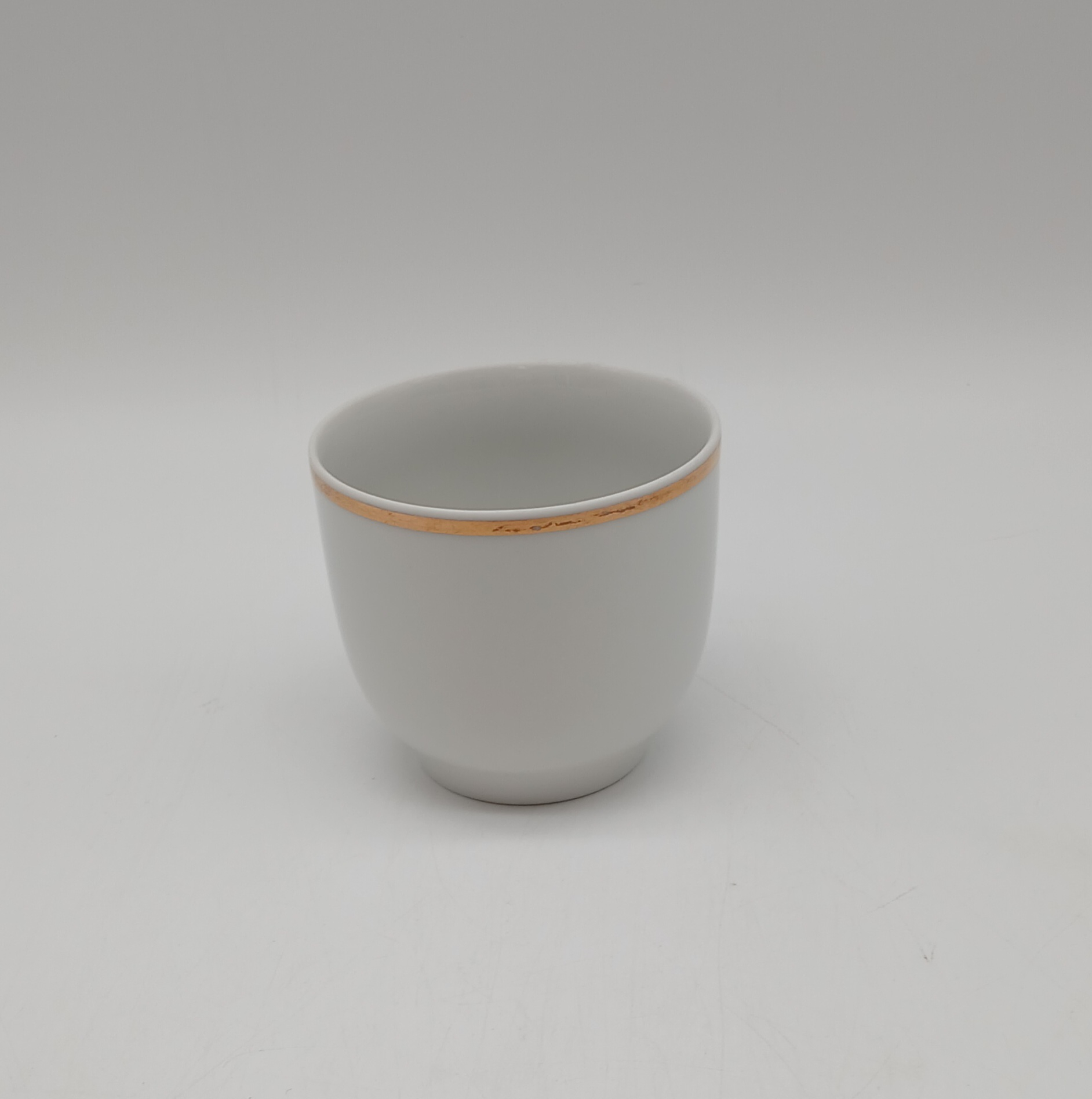Voir photo 15 de Lot de 5 tasses et soucoupes vintage en porcelaine blanche et dorure - JLMENAU RDA (Allemagne de l'Est) Lot de 5 tasses et soucoupes vintage en porcelaine blanche et dorure - JLMENAU RDA (Allemagne de l'Est) reconditionné photo 15