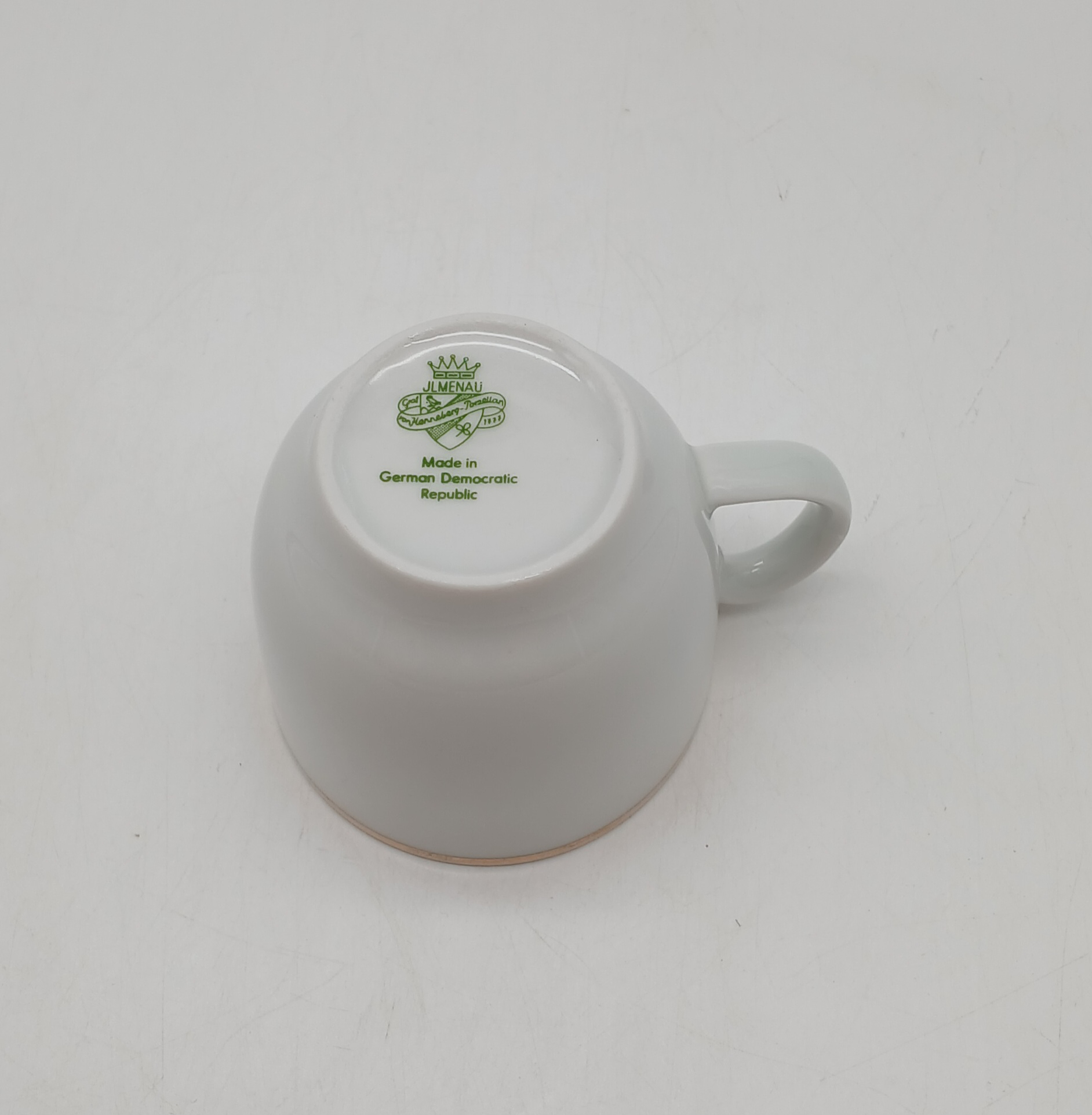 Voir photo 19 de Lot de 5 tasses et soucoupes vintage en porcelaine blanche et dorure - JLMENAU RDA (Allemagne de l'Est) Lot de 5 tasses et soucoupes vintage en porcelaine blanche et dorure - JLMENAU RDA (Allemagne de l'Est) reconditionné photo 19